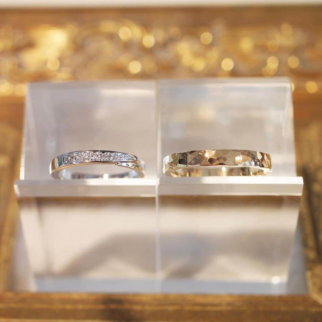 のインスタグラム：「Pt900&K18YG / marriage ring. . マリッジリング(結婚指輪)です。 男性はK18YG(イエローゴールド)で製作して表面に叩き加工を入れ完成！  女性はPt900(プラチナ)で製作して最後にダイヤモンドを入れ完成！ . #tsuneokajewelry#結婚指輪#マリッジリング#オーダーメイド#手作り#ハンドメイド#ブライダル#ジュエリー」