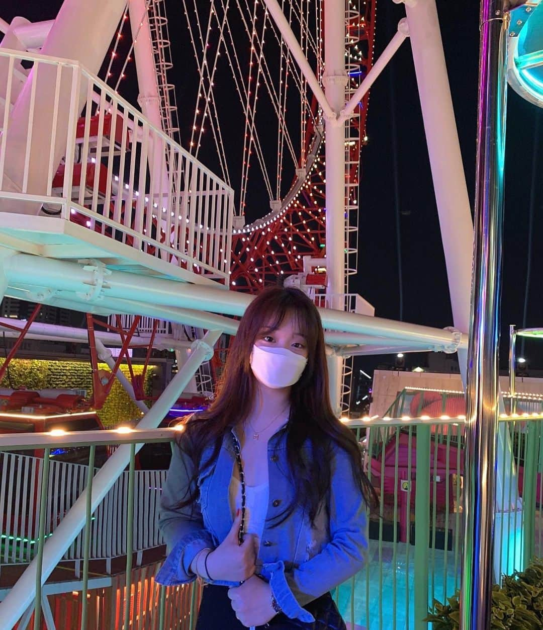 キム・イェウォン のインスタグラム：「나랑 관람차 타러갈사람 🎡 • • • #대구 #새벽 #셀스타그램 #일상 #일상스타그램 #셀카 #선팔 #맞팔 #선팔하면맞팔 #선팔해요 #맞팔해요 #소통 #팔로우 #팔로미 #데일리 #첫줄 #인친 #댓글 #좋아요반사 #fff #daily #instagood #instadaily #like4likes #me」