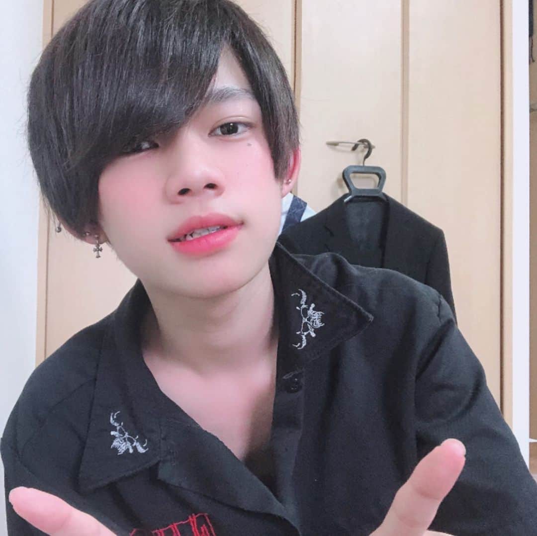 ゆうじのインスタグラム：「最近暑い〜😵 #ゆうじ #ピアス」