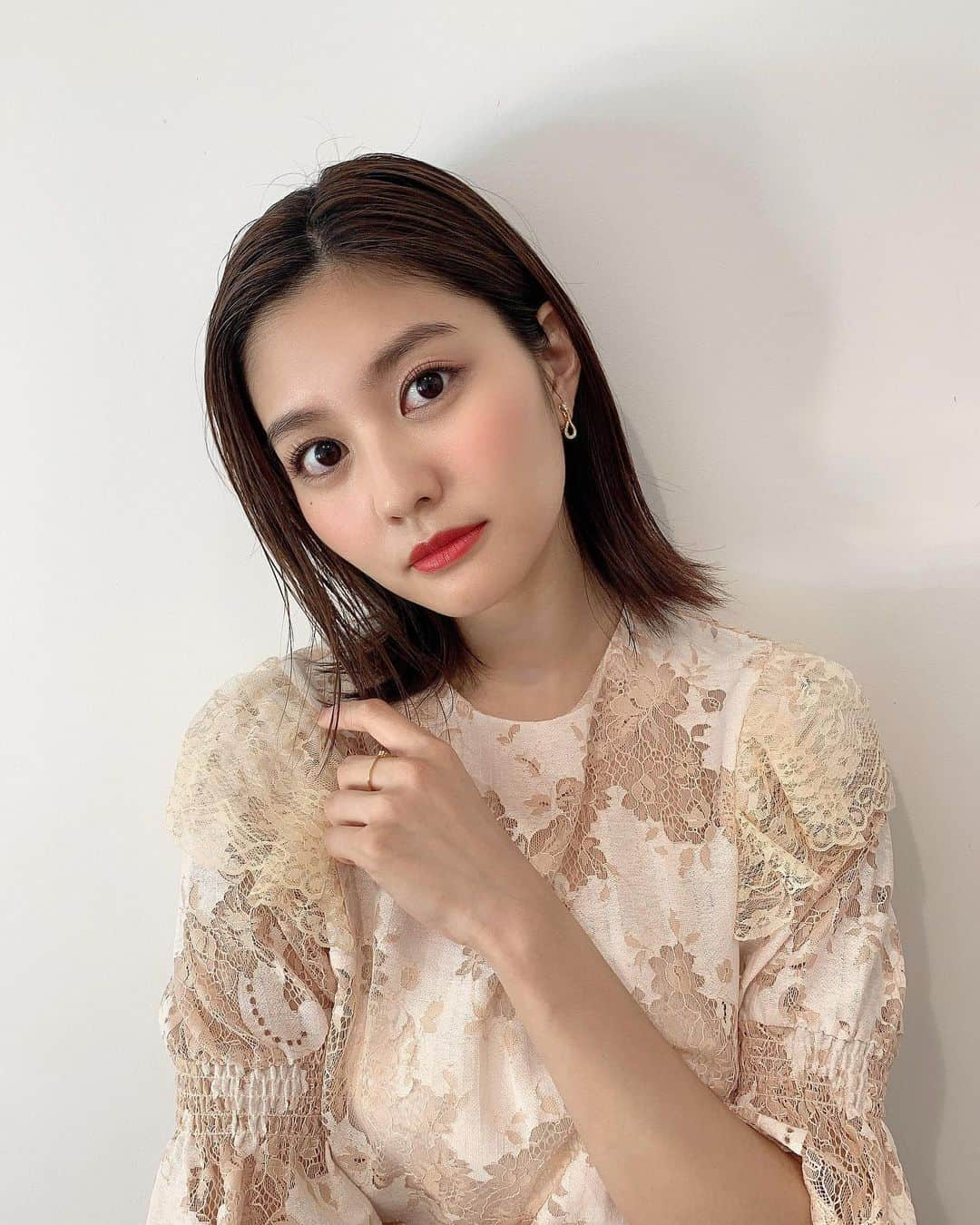 林ゆめさんのインスタグラム写真 - (林ゆめInstagram)「マキアオンライン﻿ 昨日の記事はデートメイク💄﻿ 赤リップでちょっぴり大人なメイクをしてもらいました♡﻿ ﻿﻿ ストーリーにリンク貼ってあるので 記事読んでね☺️ ﻿ #マキアオンライン #MAQUIA」5月2日 18時22分 - ___yuume.18