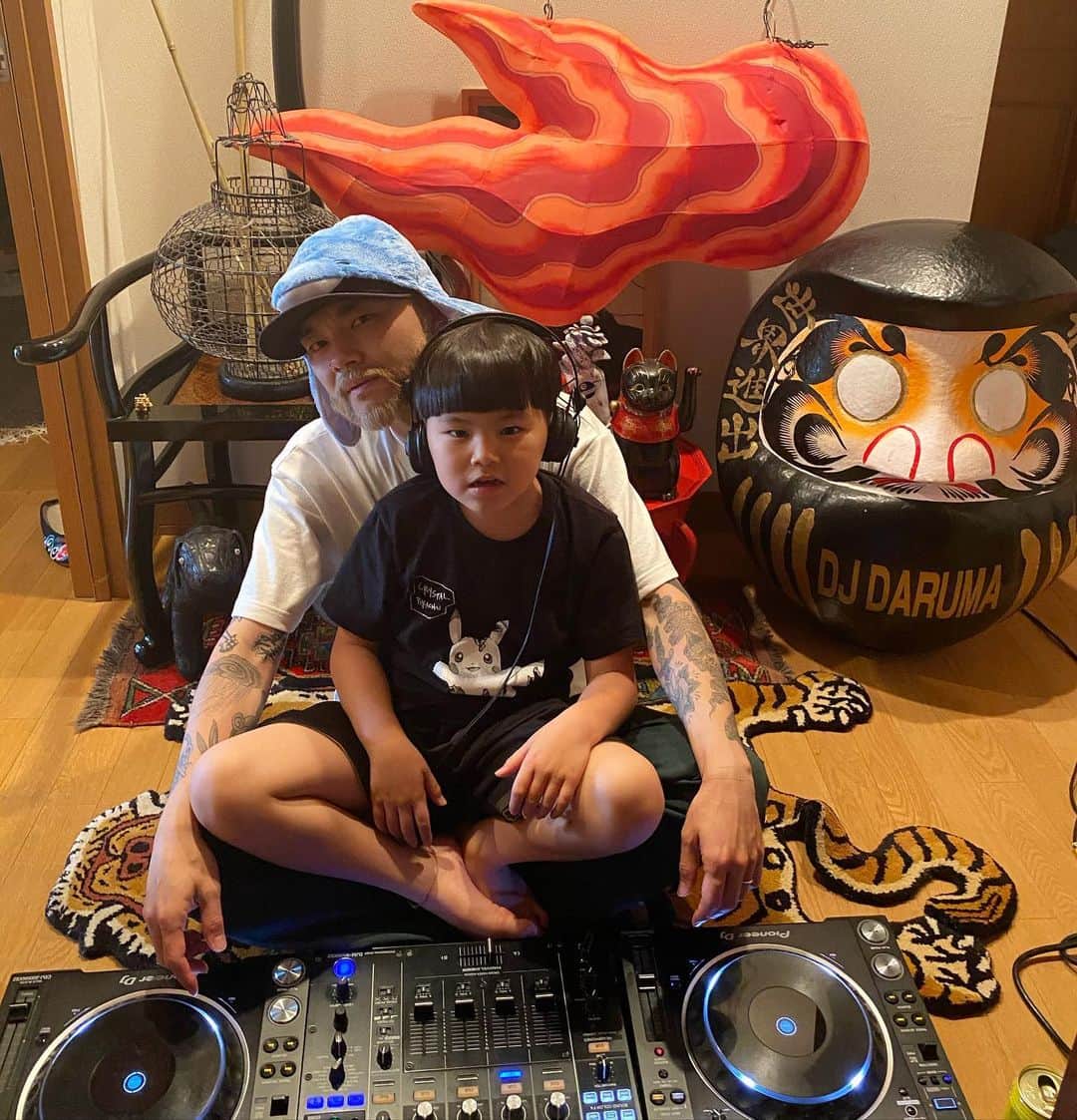 DJ DARUMAのインスタグラム：「OH!🏠! ライブ&ダイレクト フロム玄関」