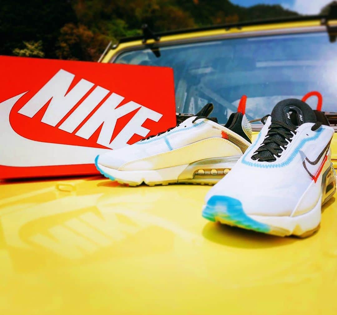 藤本麻子さんのインスタグラム写真 - (藤本麻子Instagram)「Nike👟💙 #Nike#airmax#2090 #スニーカー#スニーカー女子 愛車Jimnyの上に愛靴Nike 👟 🚖 ↑ なんちゅ〜私物のコラボじゃw」5月2日 18時33分 - aako528