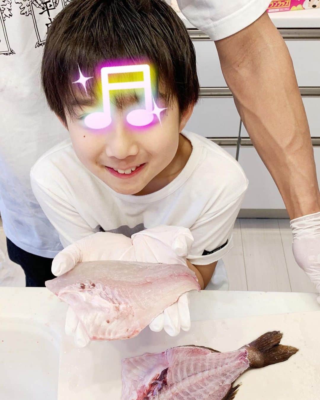 杉浦太陽さんのインスタグラム写真 - (杉浦太陽Instagram)「知り合いからアジと真鯛をいただいたので、 セイアと一緒にさばきました🐟✌️ 魚をさばくのを、いつも隣で見てましたセイア、  少しずつ教えて、  手伝えるとこ、やらせられる所と(^.^) よく頑張りました！！！！ こんな親子の時間、最高だわ(^.^) @sugiurataiyou_official  #おうち時間 #セイアと #親子で魚さばき #上手に出来ました #親子時間」5月2日 18時37分 - sugiurataiyou_official