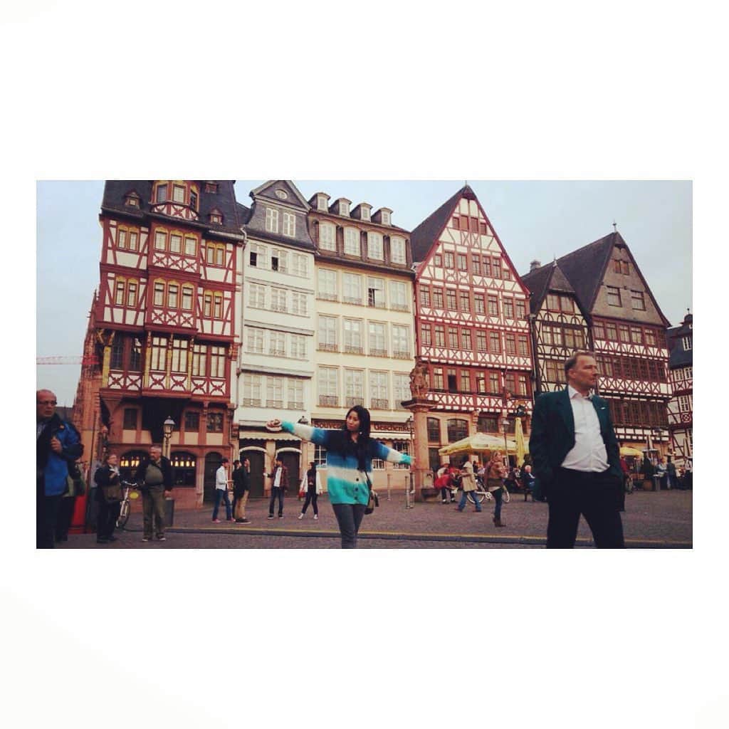 宇田恵菜さんのインスタグラム写真 - (宇田恵菜Instagram)「Back to me memories 6. Germany 🇩🇪 please check #Ena_trip ☀️☀️ このコロナ、お出掛け出来ないので、今まで行った国の街で素敵だった所を紹介します✈️ 第6回は、ドイツ周遊✨✨✨ フランクフルト→ミュウヘン→ベルリンを周りました！ ミュウヘンからベルリンはやってみたかった寝台列車🚈✨ カーテンあけっぱで寝てたら、起きたら、停車駅着いてて、ホームであってる人と目があった笑 ノイシュヴァンシュタイン城、ハイデルベルク城で世界で1番大きなワイン樽をみたり、ヴィース教会に、ローテンブルクと、ドイツの名所網羅😆❤️ そして、私はアンネフランクの日記を小学校で読んだ時から、すごくその時代のEUに興味があり、ベルリンの壁を見に行きました。分厚い壁の中に更に、鉄の棒が張り巡らされてて、、、百聞は一見にしかず。でした。  ドイツのご飯は、まぁーーじゃがいも！！！そしてソーセージ！美味しすぎ！そしてビール苦手なのにホワイトビール美味しすぎ‼️‼️‼️そして、ご飯のサイドディッシュが酸っぱいキャベツ！美味しい！💓 そして、EUの中でも勤勉で寡黙な人が多いと言われていますが、とてもジェントルで素敵な方々が多かったです！ そして、アーティストや俳優への理解もかなりある国！ また行きたいなー！ #actesslife #familypics #女優　#恵菜旅　#愛媛出身　#familytrip #家族旅行　#ドイツ旅行　#ドイツ周遊　#周遊　#ベルリンの壁　#ホワイトビール　#ベルリン　#フランクフルト #ミュウヘン」5月2日 18時41分 - ena2727