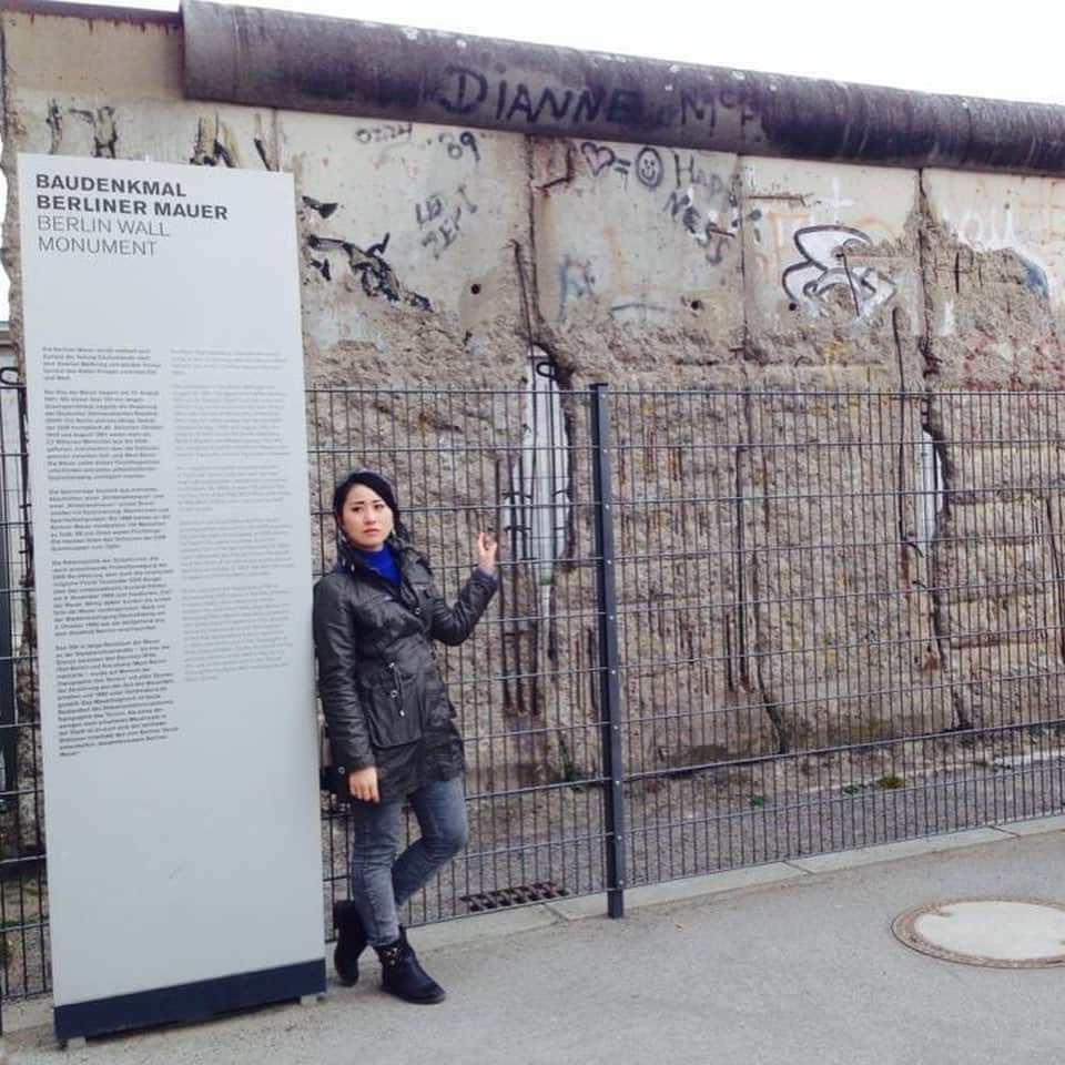 宇田恵菜さんのインスタグラム写真 - (宇田恵菜Instagram)「Back to me memories 6. Germany 🇩🇪 please check #Ena_trip ☀️☀️ このコロナ、お出掛け出来ないので、今まで行った国の街で素敵だった所を紹介します✈️ 第6回は、ドイツ周遊✨✨✨ フランクフルト→ミュウヘン→ベルリンを周りました！ ミュウヘンからベルリンはやってみたかった寝台列車🚈✨ カーテンあけっぱで寝てたら、起きたら、停車駅着いてて、ホームであってる人と目があった笑 ノイシュヴァンシュタイン城、ハイデルベルク城で世界で1番大きなワイン樽をみたり、ヴィース教会に、ローテンブルクと、ドイツの名所網羅😆❤️ そして、私はアンネフランクの日記を小学校で読んだ時から、すごくその時代のEUに興味があり、ベルリンの壁を見に行きました。分厚い壁の中に更に、鉄の棒が張り巡らされてて、、、百聞は一見にしかず。でした。  ドイツのご飯は、まぁーーじゃがいも！！！そしてソーセージ！美味しすぎ！そしてビール苦手なのにホワイトビール美味しすぎ‼️‼️‼️そして、ご飯のサイドディッシュが酸っぱいキャベツ！美味しい！💓 そして、EUの中でも勤勉で寡黙な人が多いと言われていますが、とてもジェントルで素敵な方々が多かったです！ そして、アーティストや俳優への理解もかなりある国！ また行きたいなー！ #actesslife #familypics #女優　#恵菜旅　#愛媛出身　#familytrip #家族旅行　#ドイツ旅行　#ドイツ周遊　#周遊　#ベルリンの壁　#ホワイトビール　#ベルリン　#フランクフルト #ミュウヘン」5月2日 18時41分 - ena2727