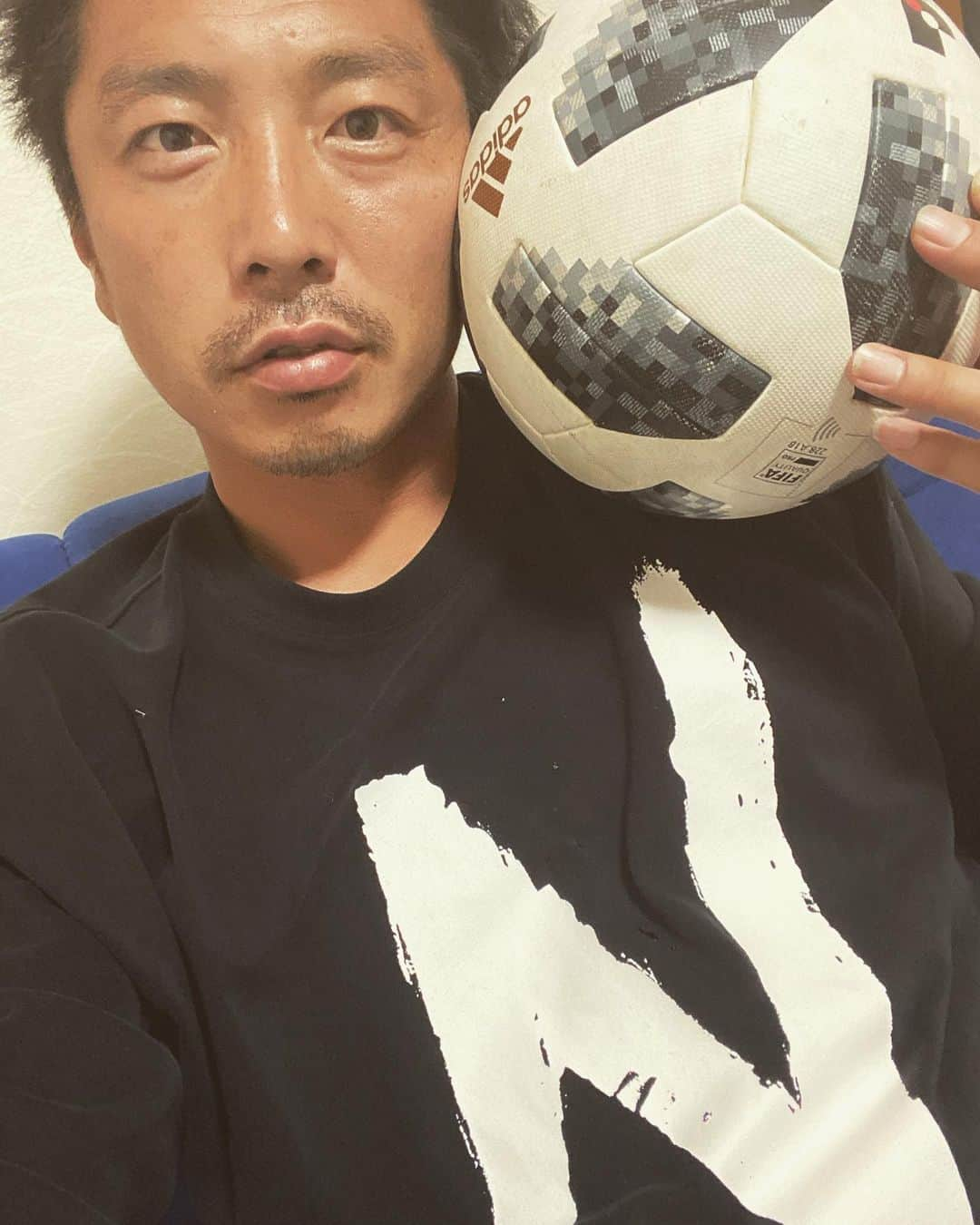 加藤順大さんのインスタグラム写真 - (加藤順大Instagram)「サッカーしたさすぎて最近部屋にボールが。 昼寝する時もボールの上に足乗せてた😂 @ground_n_ace の　NのロングTシャツ。 のぶひろのNって勝手なやつ解釈してます笑 #stayhome 頑張ろうね！！ #ジドリー #ナカマー」5月2日 18時46分 - nobuhiro1