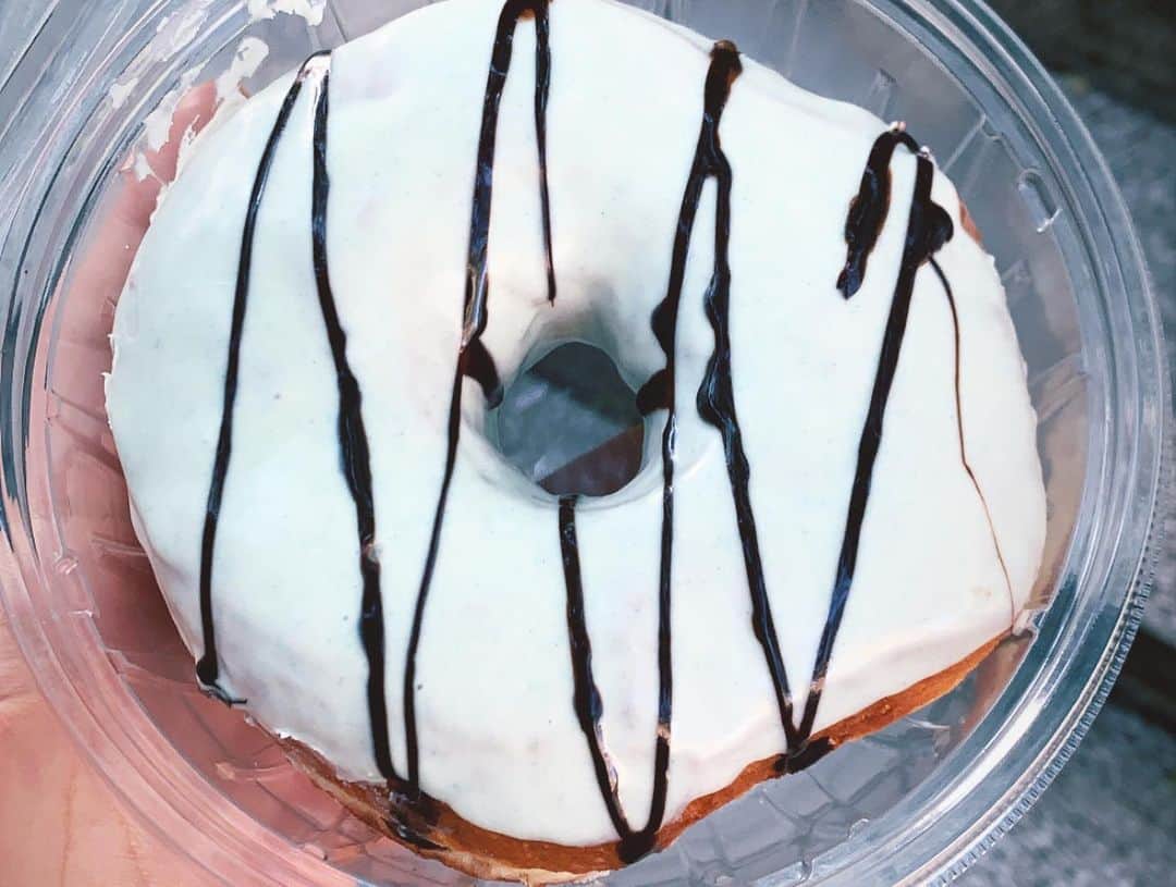 ぐんじりなさんのインスタグラム写真 - (ぐんじりなInstagram)「. フランボワーズが1番🙃🍒 そしてもはやパン . . #DUMBO #dumbodoughnutsandcoffee #doughnuts #麻布十番」5月2日 18時46分 - topokki_nusumigui