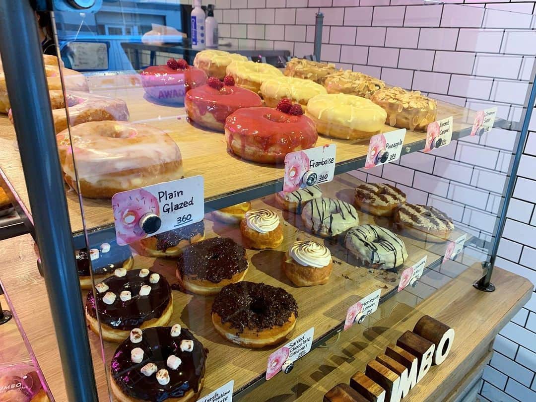 ぐんじりなさんのインスタグラム写真 - (ぐんじりなInstagram)「. フランボワーズが1番🙃🍒 そしてもはやパン . . #DUMBO #dumbodoughnutsandcoffee #doughnuts #麻布十番」5月2日 18時46分 - topokki_nusumigui