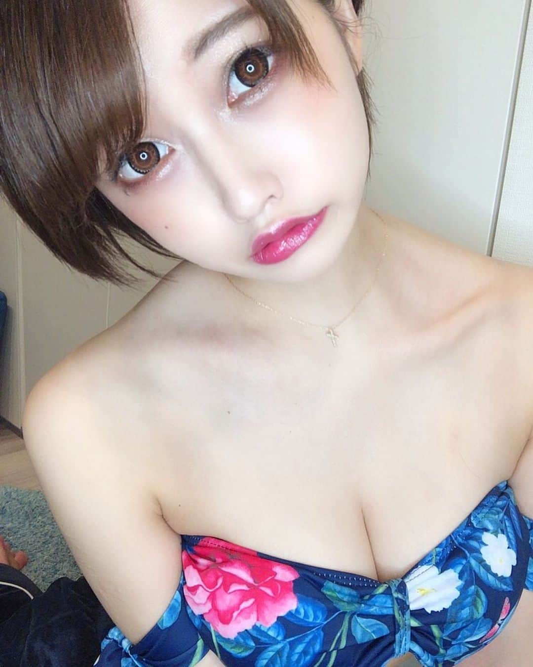 のインスタグラム：「本日20:30-バーレスク東京公式インスタアカウントにてインスタライブやります！お家でグラビア👙💓なんの水着着ようかな〜、、💭🤍 . . これは昨日ある打ち合わせに参加させていただいたときに、久しぶりに少しだけ水着着ました🩱🔪お腹がぽよぽよすぎて公開処刑でしたね🔪🔪← . . #おうち時間  #stayhome #stayathome #自宅警備員#リモートグラビア#撮影会#sexy#グラビア#model#selfie #bikini #バーレスク東京#オンライン撮影会 #ショートカット女子 #谷間ほくろ」