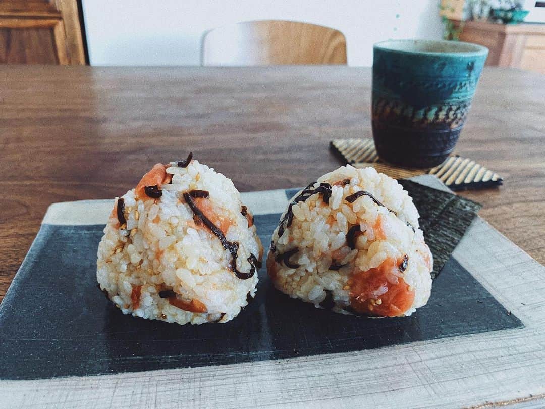 有末麻祐子さんのインスタグラム写真 - (有末麻祐子Instagram)「あずさから　@azusaokamoto_official  #祈るおむすびバトン が、回ってきました！🍙 私が昔からいつも作るおにぎりは 塩昆布と梅干しとゴマのおにぎり。 あったかいご飯にまず塩昆布を入れるのがポイント。それから梅干しと炒りごまを入れて混ぜます！ ここに、甘めの沢庵とか刻んでいれたりシャケ混ぜたりしても美味しそう🍙  こちらのバトンお次はこのお三方へ @yukiya.terai  @miyare38  @emiuto  お料理が上手な3人へ🍙 #麻祐子飯」5月2日 18時49分 - mayukoarisue