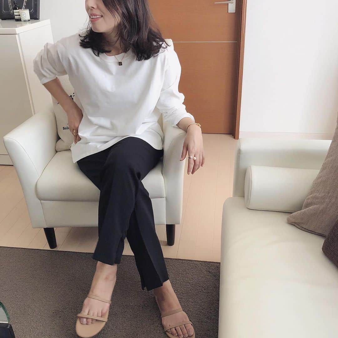 のインスタグラム：「・ 冬の重ね着に便利だと思って買ったラウンドロングT。今すごく便利☺︎ ティキーズが届いたのでお家で合わせてみました♡ ・ ・ ・ ・ #iena #framework #tkees #celine」