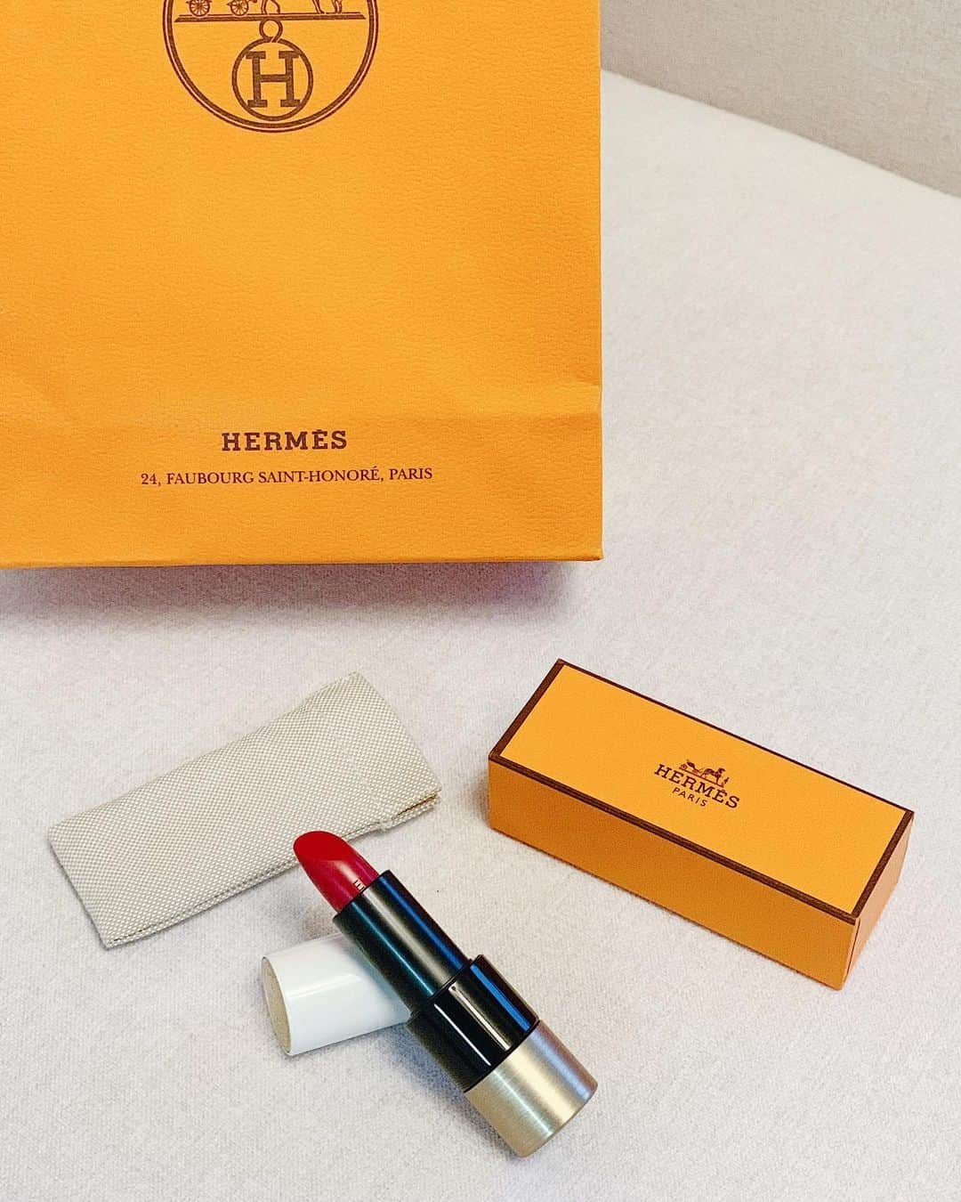 李 雨瀟さんのインスタグラム写真 - (李 雨瀟Instagram)「HERMES 💄❤️ . 『ルージュ エルメス ルージュ ア レーヴル』。 初めての1本はマットな赤に。 つけた1日がハッピー&ドキドキするような日に…💋 . . #cosme #lip #rouge #matlipstick #66  #rougehermes #rougehermèscollection  #hermes #hermecosmeticososmelhores  #リップ #赤リップ #コスメ #メーク #お気に入りの1本　 #エルメス #エルメスリップ #エルメスリップスティック」5月2日 18時54分 - yuisho_ri