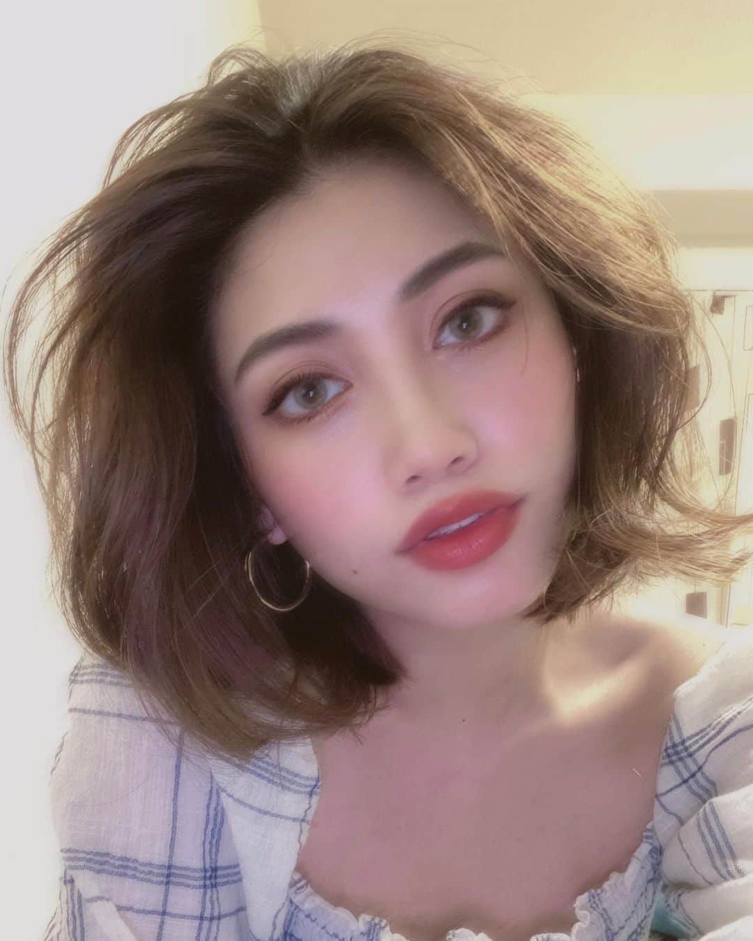 安部ニコルのインスタグラム：「自撮りはぼやけてるぐらいがちょうどいいよね笑(#ulike 🤫) ちょっとでも下から撮ると鼻の低さ目立つなぁ、、けど、最近鼻が低いってコンプレックスを克服してきたらもういいや！こんちきしょー！！！」