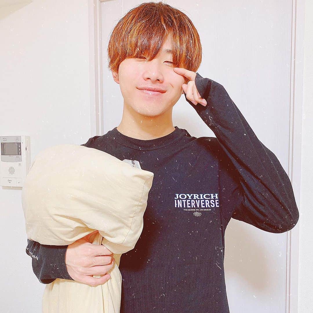川端誠生のインスタグラム：「おうちで春っぽいフィルターを使ってお花見気分だよ🌸🌸 2枚目のQRコードを使うとまーちんと一緒の加工と同じ加工ができるから真似してみて😆 #フーディーカメラ #ほこりフィルター #フーディーQR」
