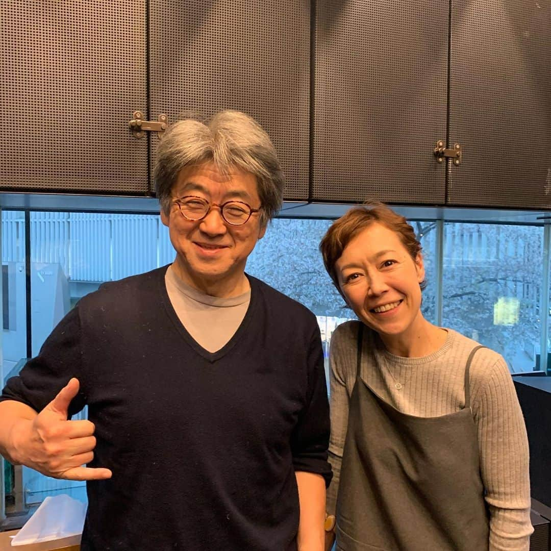 クリス智子さんのインスタグラム写真 - (クリス智子Instagram)「今夜24時〜の「RADIO SWITCH」 @radioswitch813 、登場します。 かねてより、お世話になり、信頼している、「SWITCH」「coyote」編集長の新井敏記さんに、インタビューして頂きました。  私自身は、日々、インタビューする側にいます。目の前に出逢い人の、魅力や考えを引き出すことに全力を注いでいますが、よって、インタビューされる側になるときには、どうもインタビュアー側の意識も働いてしまい、厄介なことがたまにあります💧  しかし、時々、そうしたものを越えて、解き放つ時があります。新井さんのインタビューによって、自然に、気持ちをお話しでき、感謝しています。  その時に感じたこと、反応しながらお答えしているので、私も今夜、自分は何と言ったのか、改めて聞くのがちょっと怖いようであり、楽しみな感じです。  普段、私の番組を聞いてくださっている方には、特に聞いてもらえると嬉しいです。  よろしくお願いします😌  #jwave #radioswitch813  #新井敏記 #クリス智子」5月2日 19時03分 - chris_tomoko