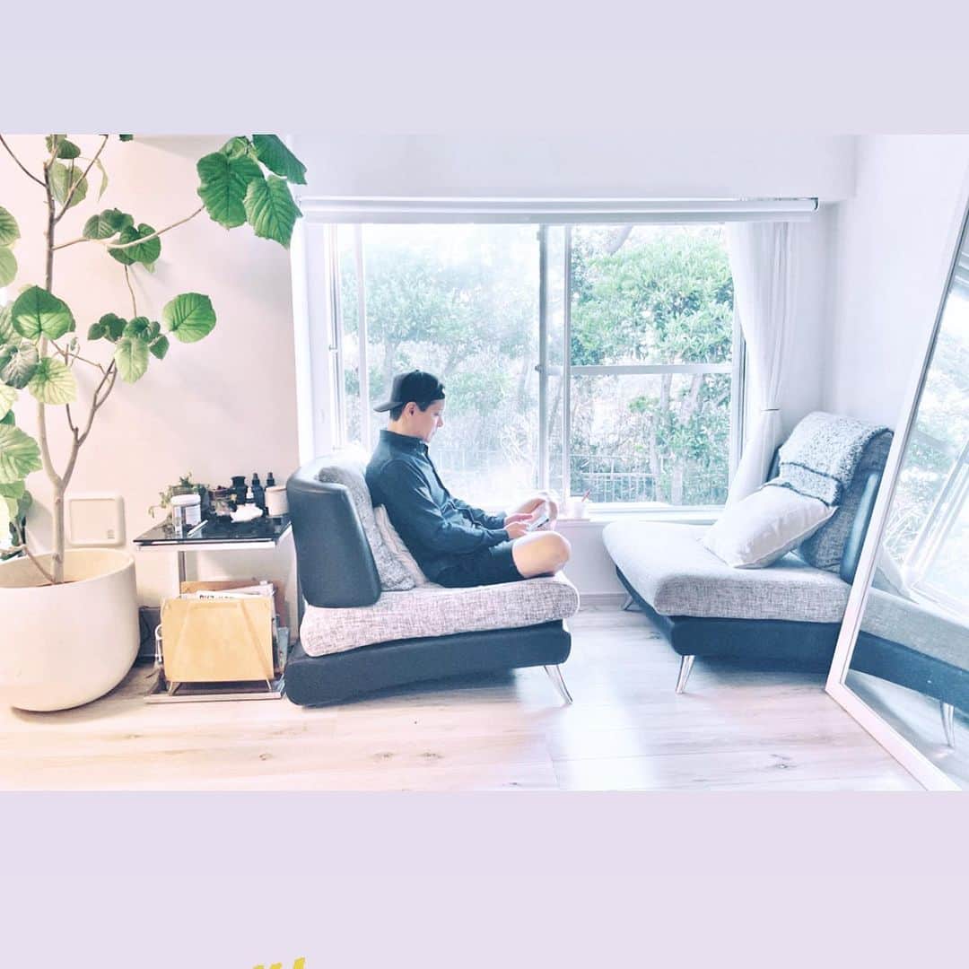 のインスタグラム：「お部屋から見える新緑がキラキラ✨🌳﻿ リラックススペースで☕️﻿ リモートワークをダイニング💻でして。 ほっこりタイムを、ココで過ごすルーティン。﻿ 海や緑が見れてしあわせなのだ☺️💙﻿ ﻿ #ハーブ菜園 もスタート🌿﻿ 夏の蚊対策に😅、レモンバームや﻿ ローズマリー、ラベンダー🌟﻿ 色々試してみたいなぁー。﻿ ﻿ ルッコラとシソの消費量が多いので、﻿ 自家栽培がんばってみよう✌️﻿ 手作りコンポストや畑企画も着々と✨﻿ ﻿ 色々あるけどさ。 この時間をいかに楽しむか。﻿ そして、自分にとって必要なもの。﻿ 大切なものが、いかに少ないもので﻿ 成り立っていることに気づかされる💎 ﻿ もともとシンプルライフだけど、﻿ より磨かれるわね✌️🌱﻿ ﻿﻿ #GREEN 大好き🌱 #lifestyle #ライフスタイル #毎日テレビ会議 ﻿#今日はアメリカ家族や友人達とズームTime #非公開アカウントでインスタライブにハマる私😂 #  #来週5月8日12時にあの方とインスタライブやります✌️ . . #おうち時間を楽しんでます #ウンベラータの木は同居して8年目わたしよりも背が大きい #wellbeing ﻿#ウェルビーイング」
