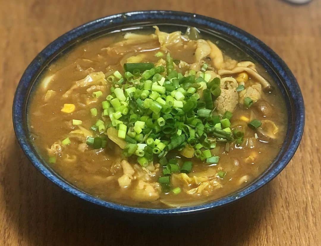 寺川俊平のインスタグラム：「* 「え？カレーうどんです。上手く撮れてます？」 #今日の晩飯 #どうやったら #うまく #撮れるんですか #木下さん @kotaro_kinoshita0906  #三上さん @mana.mikami47  #批評ください #アドバイス #ください #え？ #料理ばっかり？ #いいじゃん #別にいいじゃん #開き直り」