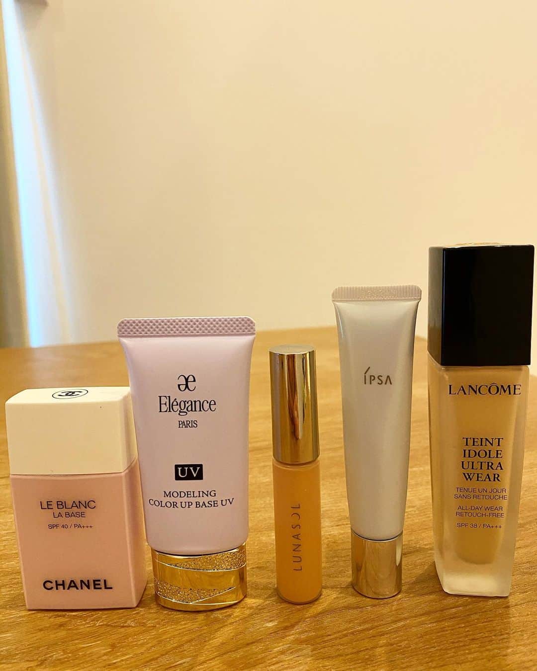 のインスタグラム：「. . 🍀ベースメイク🍀 . ベースメイクはナチュラルにカバー出来るもの。 つけていて肌に負担を感じないもの。 など自分が使っていて気持ち良い物かつ、きちんと期待に応えてくれる物を選んでいます👀✨ . . 左から 下地↓ CHANEL シャネルオーキデ　SPF40 ほんのりピンクの下地なので顔色が優しい印象になります。 . 下地↓ Elegance エレガンス　モデリングカラーアップベース　UV （パープル）SPF40 これが今1番のお気に入り下地です。 紫色の下地が顔色全体のトーンアップをしてくれるので、私は肌のくすみなどが気にならなくなります。同世代へおすすめNo. 1🌼SPFもしっかりあるので日焼け止めとしても🙆🏻‍♀️ . 目元用コンシーラー↓ LUNASOL ルナソル　グロウイングトリートメントリクイド03 私の青っぽいクマを薄くしてくれるオレンジ色の部分用ファンデーション。 目元のカバーには固形の物を使うとよれたり厚ぼったくなるので、こちらの美容液ファンデーションで保湿をしつつナチュラルにカバーします。 . 部分用コンシーラー↓ IPSA イプサ　スーパーマットコンシーラー テカリやすい小鼻に、くるくると馴染ませるとサラサラになってテカリ防止に。 スキンケア成分も配合されているから保湿しつつテカリを抑えてくれます🙆🏻‍♀️ . ファンデーション↓ LANCOME ランコム　タンイドルウルトラウェアリキッド　BO-01 綺麗にカバーしてくれるのに、自然な肌感にしてくれます。カバー力や、保湿力など、色々とバランスの良いファンデーションです。 . . 質問頂いていたベースメイクです✨ 遅くなってごめんなさい🙏🏻 . 下地は、日によって使い分けています！ 何かご参考になれば嬉しいです🌼 . . #ベースメイク #chanel #elegance  #lunasol  #ipsa  #lancome」