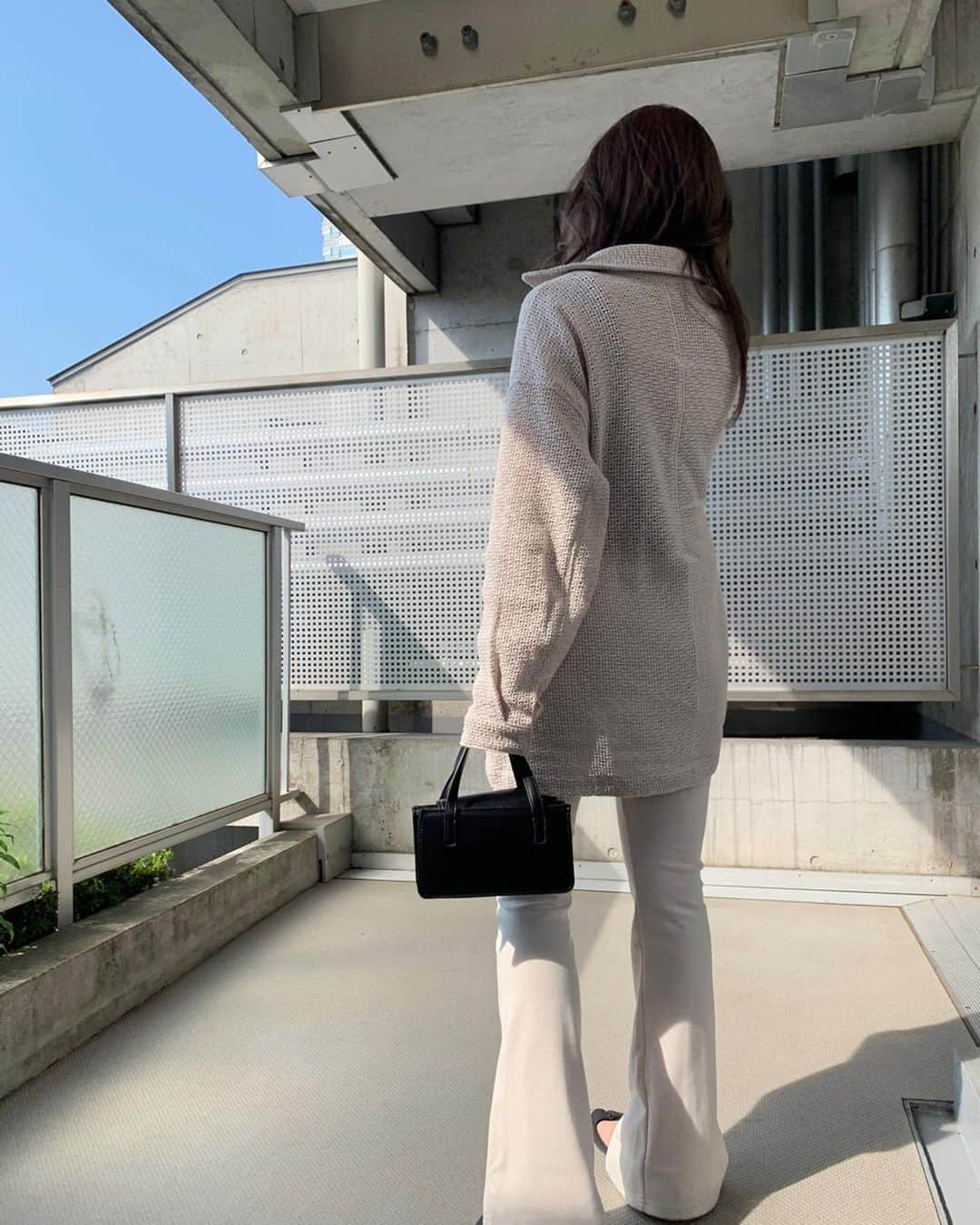 高田茉実さんのインスタグラム写真 - (高田茉実Instagram)「コーデ◎ shirt @moussyofficial  bag/bottom @unemansion  shoes @maisonmargiela  天気がいいですねぇ☺️ #unemansion」5月2日 19時18分 - __mamico