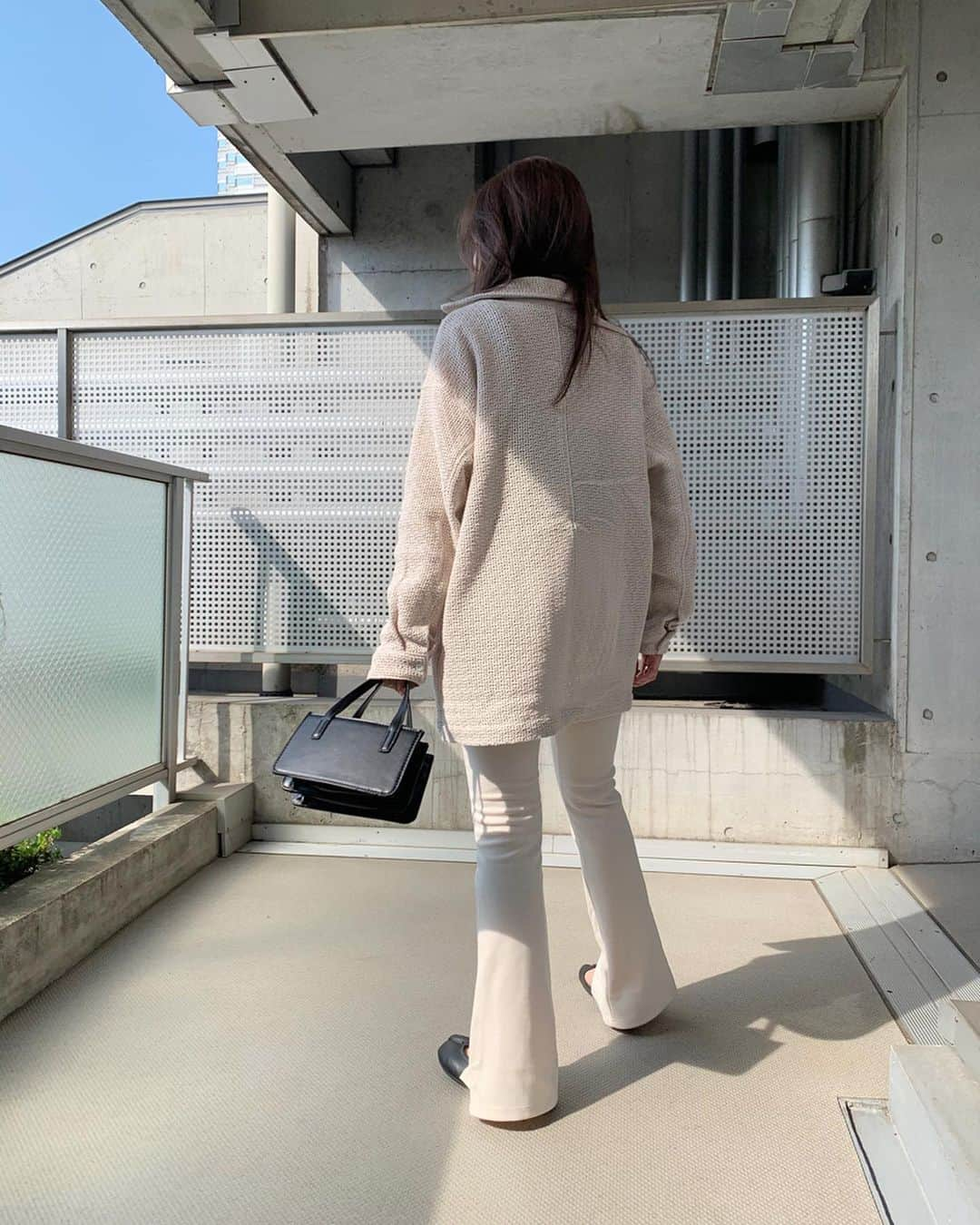 高田茉実さんのインスタグラム写真 - (高田茉実Instagram)「コーデ◎ shirt @moussyofficial  bag/bottom @unemansion  shoes @maisonmargiela  天気がいいですねぇ☺️ #unemansion」5月2日 19時18分 - __mamico