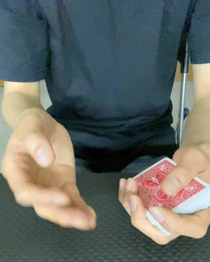 関義哉のインスタグラム：「中に入れたカードが 一番上に上がってくるやつ #マジック #マジックやってみた ・ #yoshiyaマジック #関義哉 #おうち時間」