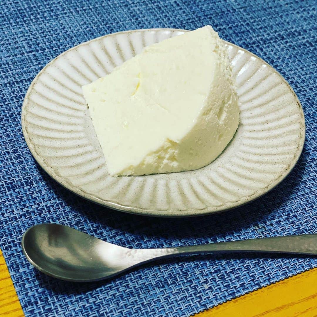 小池祐貴さんのインスタグラム写真 - (小池祐貴Instagram)「小池はレアチーズケーキも作ります。 次は何にしようか？  #お菓子作り #混ぜて固めるだけのやつ  #美味いよ #stayhome  #staysafe」5月2日 19時14分 - yuki_koike_