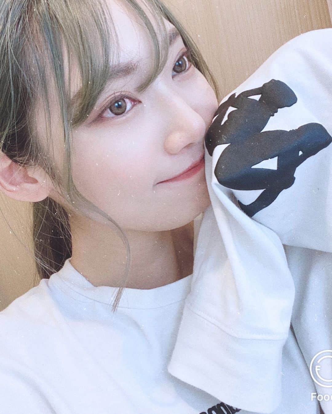 ゆりのインスタグラム：「おそろいのものありすぎてサイズも同じやからワタルのか自分のかわからんくなってきたwwwww 久々に髪巻いたから自撮りして加工した！ホコリ加工とか足していつもと違う感じ。いかがでしょうか？ #フーディーカメラ #ほこりフィルター #フーディーQR」