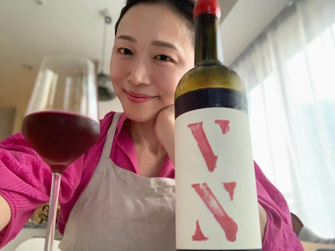 のインスタグラム：「・ ・ 今宵もこんばんワイン🍷始めたよ そして今日はピンクの気分だった💕  美味しいイタリアン　@masahirohamaguchi さんの Sel Sal Saleテイクアウトのボンゴレロッソに合いそうだなぁって選んだワイン🍷は　@soif.hokuto さんより お取り寄の　@partidacreus のVN2017  以下　@soif.hokuto  さんより  イタリア出身の建築の仕事をしていたご夫妻が 仕事をしていたカタルーニャで自給自足の生活を始め その土地で土着の品種に出会い、ワイン造りをスタートした…という背景のワイン  ベリーの果実味の中にほどよいタンニンを感じる わたしこの薄うまな感じ好きです🍷 ・ ・ #life #おうちごはん #なちゅーるワイン #stayhomestaysafe」