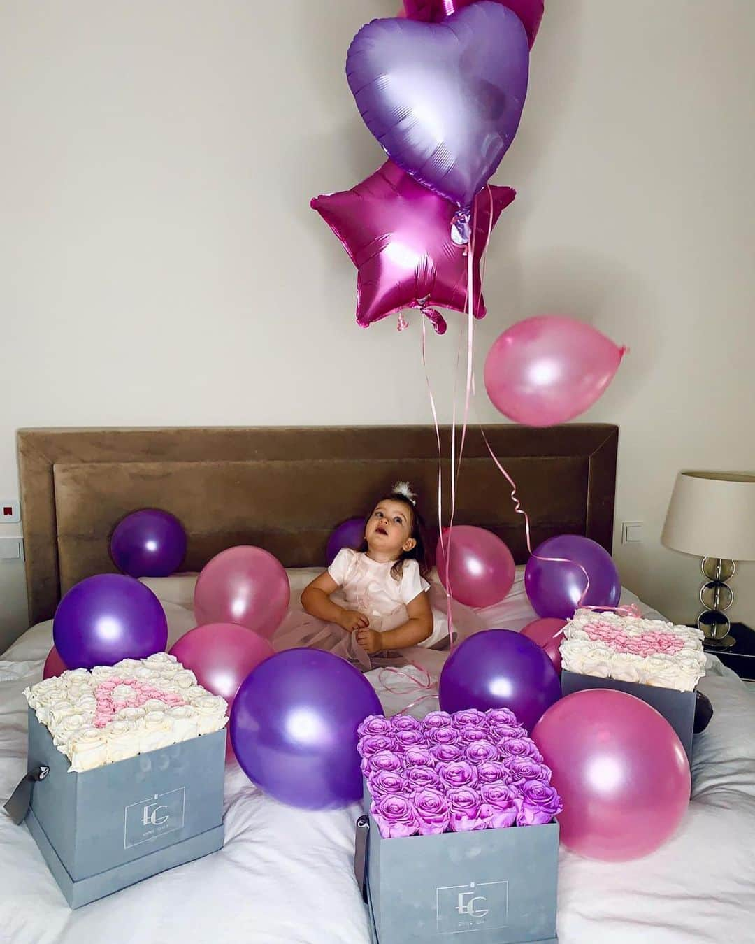 マティヤ・ナスタシッチのインスタグラム：「Tatina ljubav 💞 Srecan rodjendan PRINCEZO 🎂🍬🍭 Daddy’s love, Happy birthday PRINCESS 👑」