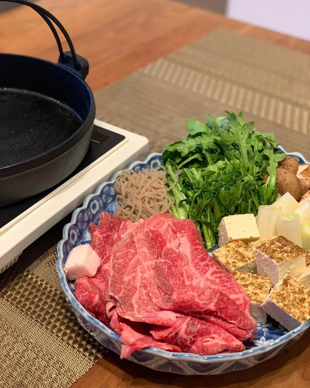 森上亜希子さんのインスタグラム写真 - (森上亜希子Instagram)「今日はいただいた「はり重」のお肉で久しぶりのすき焼き。 美味しゅうござました。  #はり重 #お肉 #贅沢 #すき焼き #お肉は先に焼くよ #stayhome #お家時間 #お家ご飯 #tennis #テニス #コロナに負けるな」5月2日 19時39分 - akiko_morigami