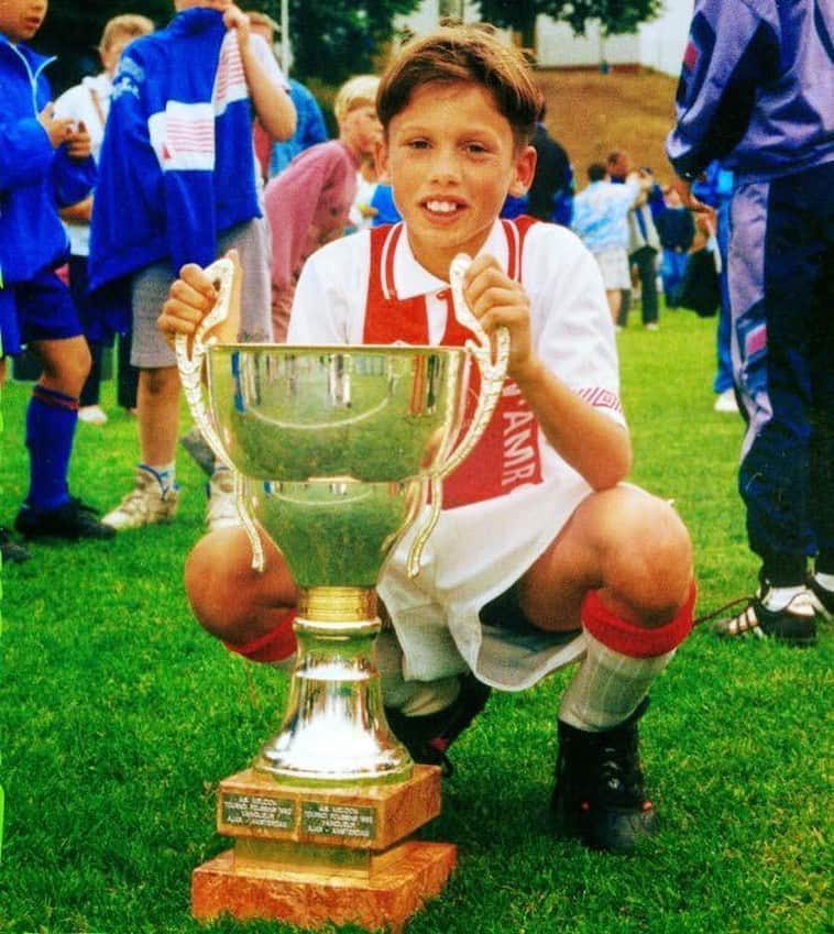 ヨニー・ハイティンハのインスタグラム：「Heel veel plezier aan alle jeugdvoetballers, de leukste tijd. Eindelijk terug op het veld 😍 denk aan de maatregelen ⚽️」