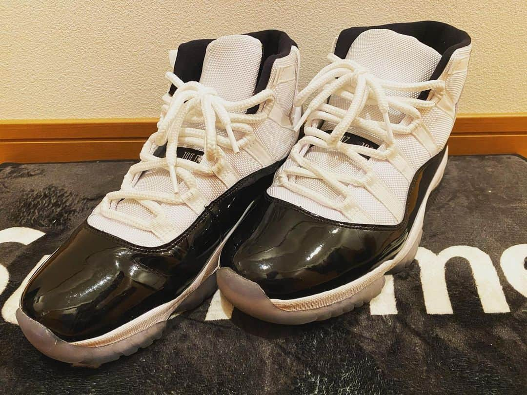 松本直晃のインスタグラム：「おうち時間でスニーカーお手入れ第３弾 今日は#jordan11concord と#jordan7rayallen  この#jordan11 はヒールが23ではなく45 スニーカーに興味無い人はどうでもいいと思うけどここがけっこうこだわりです！笑 #jordan7 は元NBAプレイヤーの#rayallen の所属していたミルウォーキーバックスのホーム&アウェーのユニホームカラー #おうち時間 #nike #jordan #jordan11 #jordan11concord  #jordan7 #jordan7rayallen  #milwaukeebucks  #nba  #sneaker #kicks  #スニーカー #ナイキ  #ジョーダン」