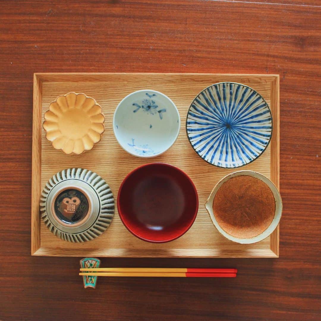 Kaori from Japanese Kitchenさんのインスタグラム写真 - (Kaori from Japanese KitchenInstagram)「昨日の残りで朝昼ごはん。レンジでできる水菜のレシピ書きました。 ・ こんばんは。 今日の朝昼ごはん。 主に昨日の晩ご飯の残りもの中心。 昨日はレンジで適当に作った水菜のお浸しが 思いの外美味しかったので レシピを書き起こしました。 スワイプしてみてくださいね。 ちょうど良いシャキシャキ感と ごま油と塩が味を引き締めてくれてます。 これはまたリピート決定。 レシピはめんつゆ表記ですが 毎度おなじみ #だし道楽 を使いました。 （ストーリーズにアップしたら 早速会社の同期から作ったよー！と 連絡がきてこれまた嬉しかった☺️） あともう一品作りたい時や 一人暮らしで一口コンロしかない… という人にお勧めしたいな。 ・ 昨日作った、じゃこ入りのかぶの葉ふりかけを 納豆に入れたらタレ不要でちょうど良い味だったし 今日は全体的に納得感の高い出来でした。 ごちそうさまでした。 ・ ・ 【おしながき】 白ごはん まるごとかぶのお味噌汁 納豆、卵黄、じゃこ入りかぶの葉ふりかけ 焼き鮭 小松菜の浅漬け ひじきの煮物 水菜と油揚げのお浸し いちご ＊薬膳走り書きは今日お休みします＊ ・ ・ 追伸：スーパーへ行ったら小麦粉もバターもHMも全然なかった…おそろしや。 ・ ・ 2020.05.02 Sat Hi from Tokyo! Today’s late breakfast:Baked rice, miso soup, natto w/ egg yolk, grilled salmon, simmered hijiki seaweed, boiled Japanese spinach, simmered mizuna and fried bean curd,and fresh strawberries as a dessert. ・ ・ ・ ・ #japanesemeal #washoku #breakfast #朝ごはん #朝食 #おうちごはん #早餐 #薬膳 #うつわ #自炊 #stayhome #レシピ #簡単レシピ #小澤基晴 #一汁三菜」5月2日 19時40分 - coco_kontasu