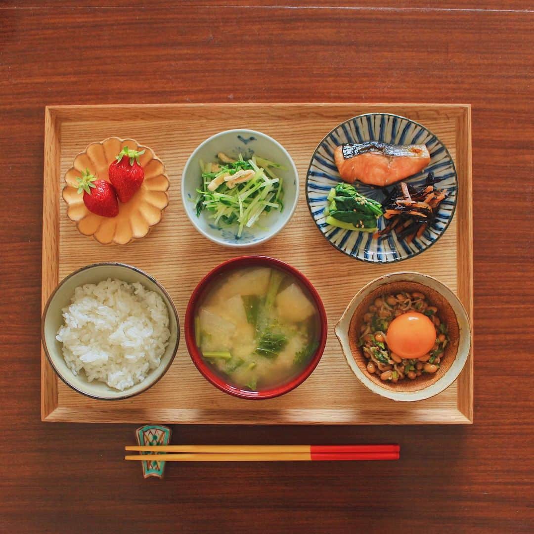 Kaori from Japanese Kitchenさんのインスタグラム写真 - (Kaori from Japanese KitchenInstagram)「昨日の残りで朝昼ごはん。レンジでできる水菜のレシピ書きました。 ・ こんばんは。 今日の朝昼ごはん。 主に昨日の晩ご飯の残りもの中心。 昨日はレンジで適当に作った水菜のお浸しが 思いの外美味しかったので レシピを書き起こしました。 スワイプしてみてくださいね。 ちょうど良いシャキシャキ感と ごま油と塩が味を引き締めてくれてます。 これはまたリピート決定。 レシピはめんつゆ表記ですが 毎度おなじみ #だし道楽 を使いました。 （ストーリーズにアップしたら 早速会社の同期から作ったよー！と 連絡がきてこれまた嬉しかった☺️） あともう一品作りたい時や 一人暮らしで一口コンロしかない… という人にお勧めしたいな。 ・ 昨日作った、じゃこ入りのかぶの葉ふりかけを 納豆に入れたらタレ不要でちょうど良い味だったし 今日は全体的に納得感の高い出来でした。 ごちそうさまでした。 ・ ・ 【おしながき】 白ごはん まるごとかぶのお味噌汁 納豆、卵黄、じゃこ入りかぶの葉ふりかけ 焼き鮭 小松菜の浅漬け ひじきの煮物 水菜と油揚げのお浸し いちご ＊薬膳走り書きは今日お休みします＊ ・ ・ 追伸：スーパーへ行ったら小麦粉もバターもHMも全然なかった…おそろしや。 ・ ・ 2020.05.02 Sat Hi from Tokyo! Today’s late breakfast:Baked rice, miso soup, natto w/ egg yolk, grilled salmon, simmered hijiki seaweed, boiled Japanese spinach, simmered mizuna and fried bean curd,and fresh strawberries as a dessert. ・ ・ ・ ・ #japanesemeal #washoku #breakfast #朝ごはん #朝食 #おうちごはん #早餐 #薬膳 #うつわ #自炊 #stayhome #レシピ #簡単レシピ #小澤基晴 #一汁三菜」5月2日 19時40分 - coco_kontasu