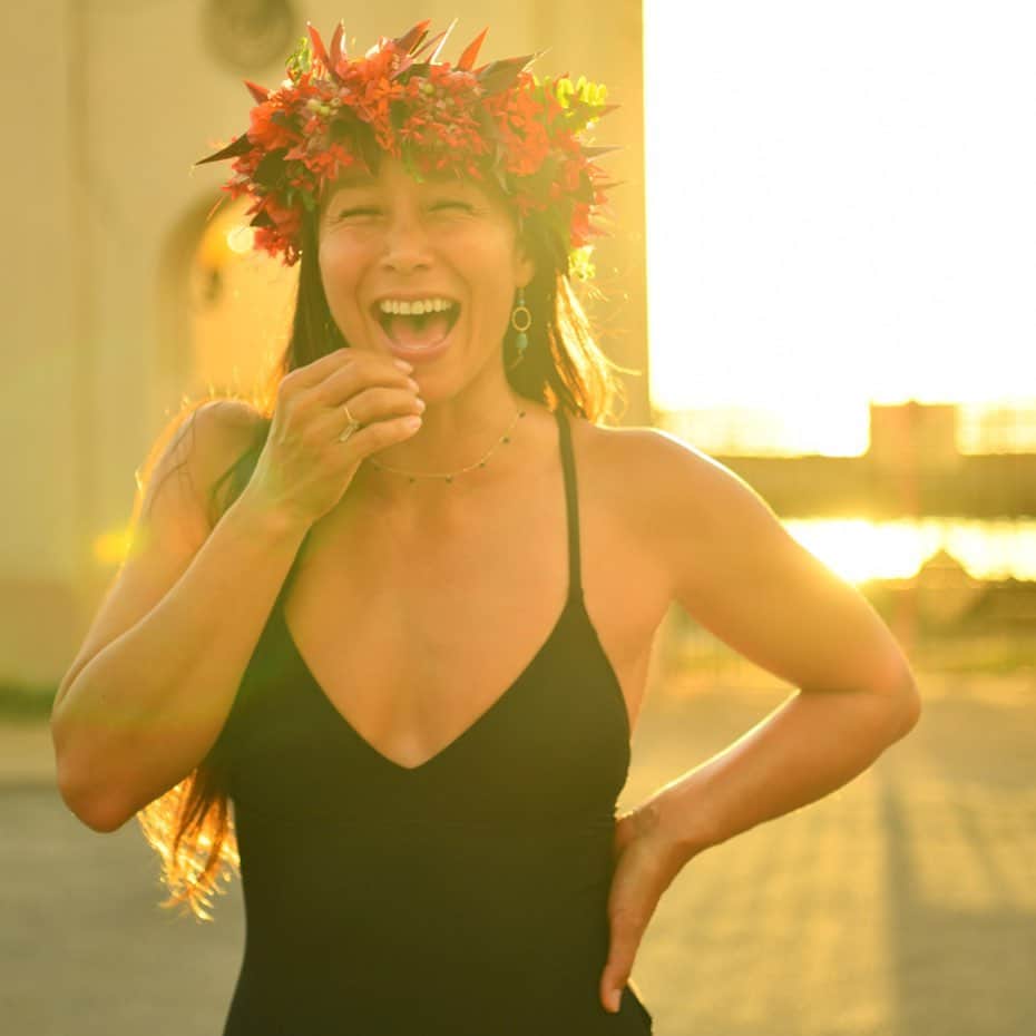 アンジェラ・磨紀・バーノンのインスタグラム：「#maydayisleidayinhawaii 🌺 .. It’s a celebration of beautiful Hawaiian culture and the aloha spirit.  A day to show your love, your appreciation and your joy by giving a lei. A day to embrace our authenticity just like how flowers do. We can just “Be”...be ourselves and feel complete.  Thank you for creating such a beautiful vibrant hakulei @eco_mindful_leipoo ❤️ .. .. Hawaiiでは、May Dayである5月1日はLei Dayとなりハワイ州独自のお祝いの日になっているのです。昔はこの祝日の日にハワイ諸島の島々がそれぞれの #レイ を作ってお祝いをしていたそうです。私にとってレイとは、#ハワイ のbeautyを個性的に表現する一つの方法であり、まさに#aloha を表現する方法の一つ。創り方も使うお花もボリュームも様々なスタイルがありどれも美しい。私達もこの花の様にそれぞれ個性があり、スペシャルで#beautiful!  私が頭にしているのはお友達が作ったハクレイ。ハワイに来たら自分だけのオリジナルレイを作ってみては？#eco_mindful_leipoo *ちょっとした豆知識* 首にかけるタイプは、レイ。私がこの写真でしているのはハクレイという頭に被るタイプのレイ🌺」