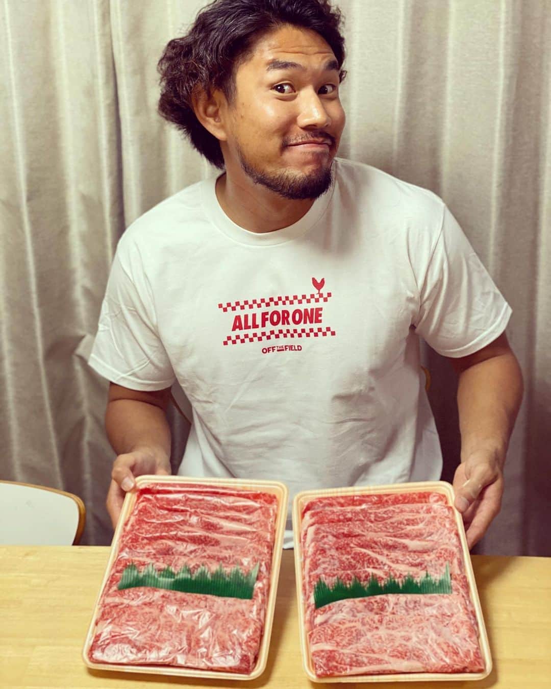 山中亮平のインスタグラム：「今回は早稲田大学時代から共に戦った仲間田邊秀樹の実家【やきにく田邊】ですき焼きのお肉を買わせて頂きました！ お店にも何度か行かせて頂きましたし神戸製鋼のチームディナーの場としても使わせて頂きました！ ほんまに全部美味しいです！！！ 僕はこんな時だからこそ自分がお世話になった人たちの助けに少しでもなれたらと思います！ また落ち着いたらお店に行きたいと思います！ ありがとうございました！ #やきにく田邊 #焼肉 #すき焼き #マジうまい #顔ふざけてる #皆さんもよかったら是非 #テイクアウト #近々全国配送するみたい」