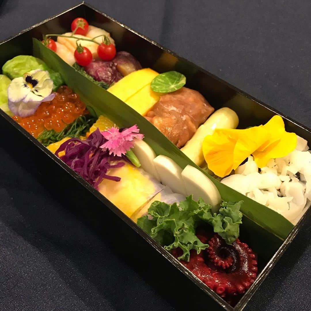 桜井誠さんのインスタグラム写真 - (桜井誠Instagram)「sioの贅沢弁当🍱 マジでヤバかった。 うまく言葉に出来ない。食べなきゃわからない。 とにかく想いの詰まった弁当。 味もずば抜けてるし、コンセプトが明確。 両手で抱えて持ち帰るレストランだ🍽 おうちでsioが確立された瞬間。  #sio #おうちでsio」5月2日 19時46分 - m_sakurai_da