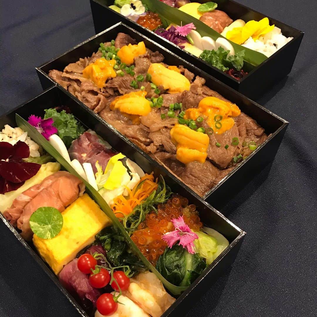 桜井誠のインスタグラム：「sioの贅沢弁当🍱 マジでヤバかった。 うまく言葉に出来ない。食べなきゃわからない。 とにかく想いの詰まった弁当。 味もずば抜けてるし、コンセプトが明確。 両手で抱えて持ち帰るレストランだ🍽 おうちでsioが確立された瞬間。  #sio #おうちでsio」