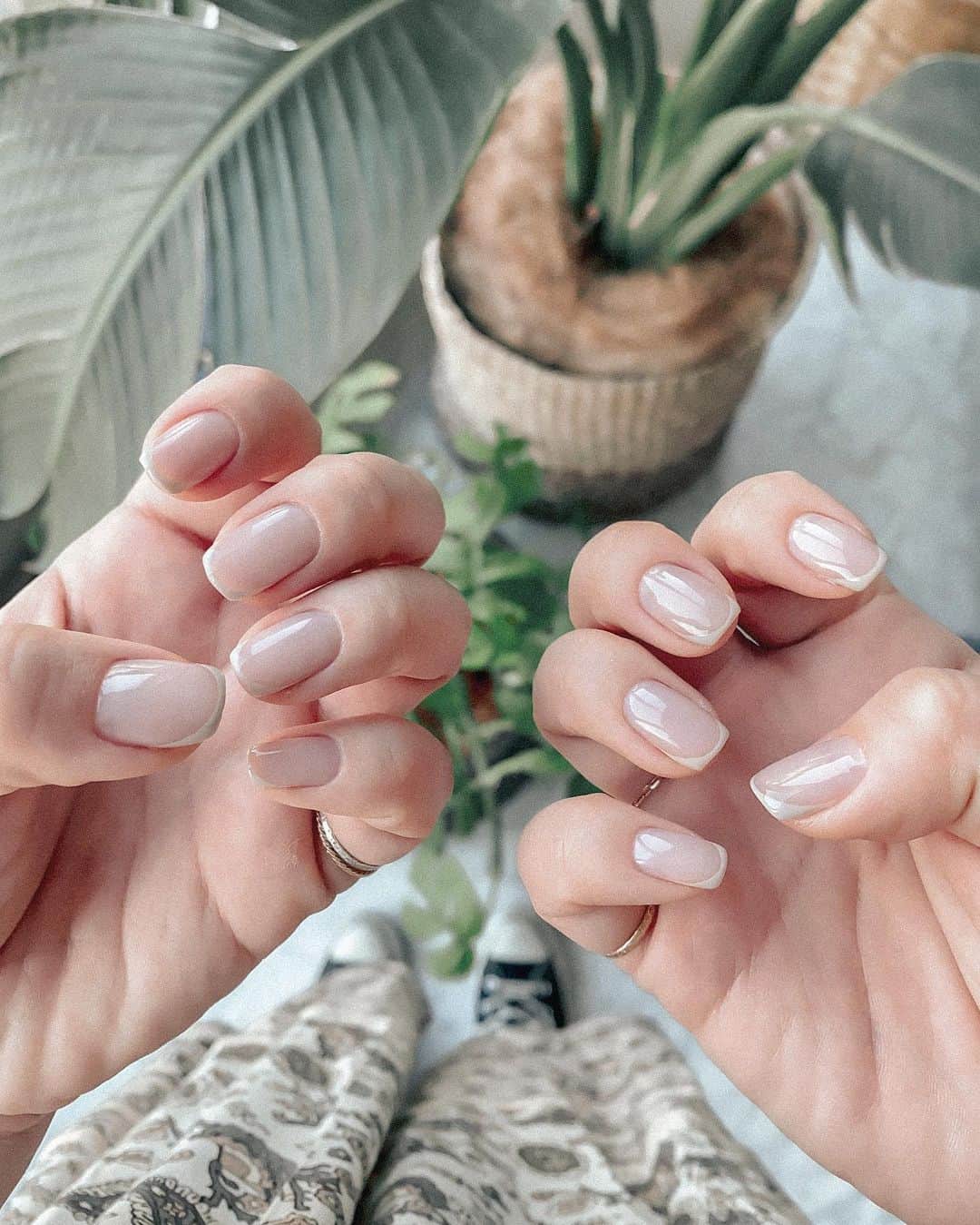 Manamiのインスタグラム：「💅🏻🐮🦙🍼🕯 いっちばん短くしてベージュホワイトのフレンチ🐮 休業中のネイルはシンプル。 普段は私は仕事しづらいからしないスクエア🐮 やっぱスクエア可愛い🤍 早くお客様のネイルしたいなぁ🥺 お客様にもスタッフにも会いたいなぁ🥺 ㅤ 胸元にiPhone挟んで1人で撮影しました🙃📱 #誰かに撮ってもらってる風だけども」