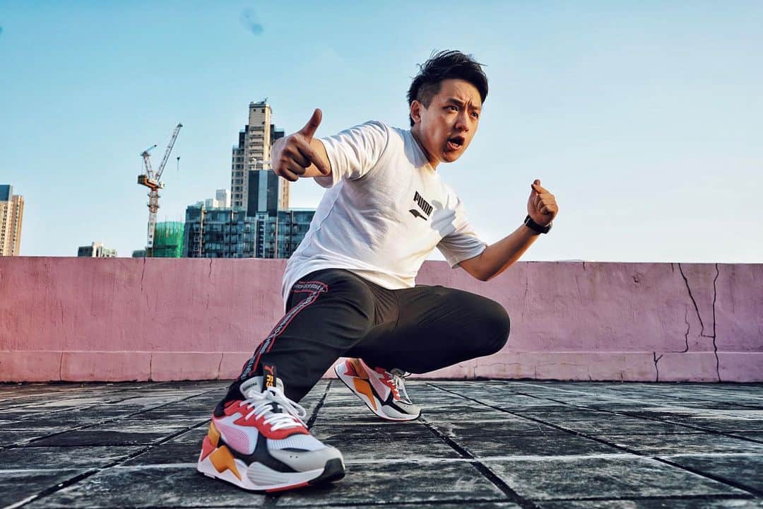 FATKINGのインスタグラム：「™️ 【 #是日FATKING套餐 】  頭盤「 PUMA Tee 」 // 白色清淡簡單，乾淨得嚟唔會搶走主菜嘅味道。  主菜「 RS-X | TOYS 」 // “Inspired by sports in the 80’s, but made for street” - 健康嘅原材料，改革為香口型格嘅味道；就好似我用係人都有嘅嘴巴，BEATBOX出常人認為做唔到嘅聲音，配上我最愛嘅 ”One Piece路飛色”，仲要有得 “內增高”，成為我嘅新玩具。  配菜  黑色瘦腳長褲做襯托 // 肥人表示：黑色瘦腳褲係我最好最好嘅朋友  食後感： 「食到我個人 “飄飄下”，”飄”到我BEATBOX嗰陣係咁重複個 ”飄” 字，但出唔到個 “馬” 字」  BIG UP TO @puma  #BEATBOX片喺Story ——————————————— Grab your RS-X with promotion discount on #PUMAHK now！ // link on my latest story #SwipeUp ——————————————— #FATKING #PUMAHK #PUMARSX #RSX #TOYS #PUMASPORTSTYLE #BEATBOX #OOTD」