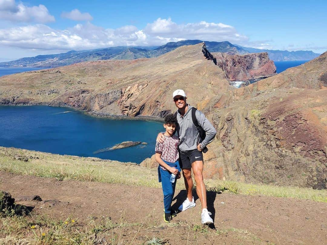 クリスティアーノ・ロナウドさんのインスタグラム写真 - (クリスティアーノ・ロナウドInstagram)「Discovering my island with the best company👨‍👦❤️ #madeiraisland #staysafe」5月2日 19時55分 - cristiano