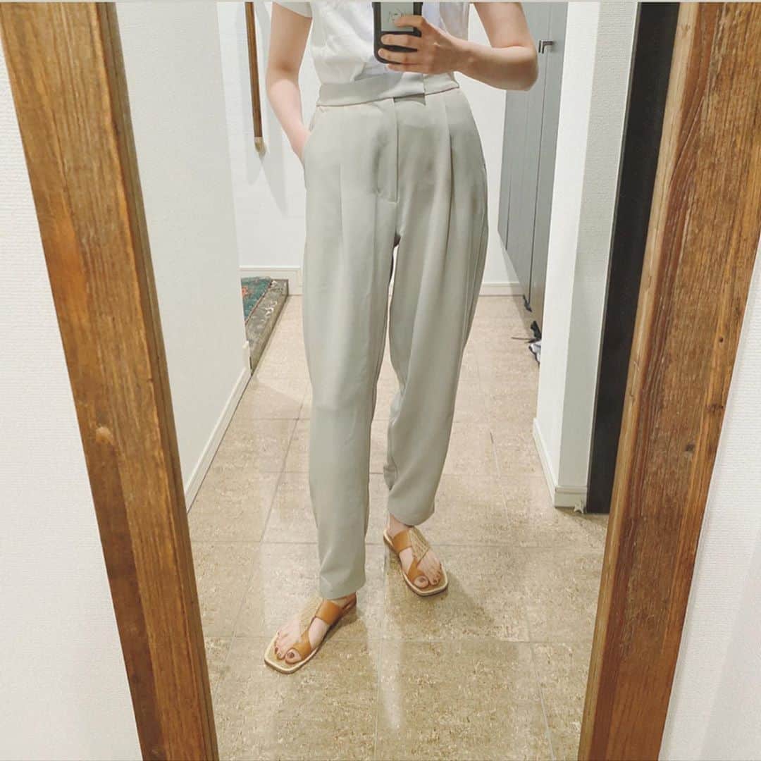 村田倫子さんのインスタグラム写真 - (村田倫子Instagram)「こんなお洋服つくってます、3 . . ☑︎ drawstring satin pants ☑︎ aladdin pants  今まで少し甘めの子たちを紹介してますが、実はシンプルベースで生地や色味で遊んでいる子達もちらほら。  パンツは特に、形と色をこだわっています。履いたときに足が綺麗に見えるライン、落ち感、絶妙なカラー…。 ドロストパンツはサテン生地でさらっと、アラジンパンツは綺麗なタック。 どちらもゆったり履けるシルエットですが、足首にかけてゆるやかに細くフェードするので、野暮ったくない。  後ろはゴムにしてるデザインが多いので、出先でたくさん食べても大丈夫☺︎(ここ大事)  情報解禁は5月14日の19時になりました。あともう少しですね…。なんだか既にどきどき。喜んでくれるといいな。  いつも皆さんのコメント読んでほくほくしてます。ありがとう🌷」5月2日 20時03分 - rinco1023