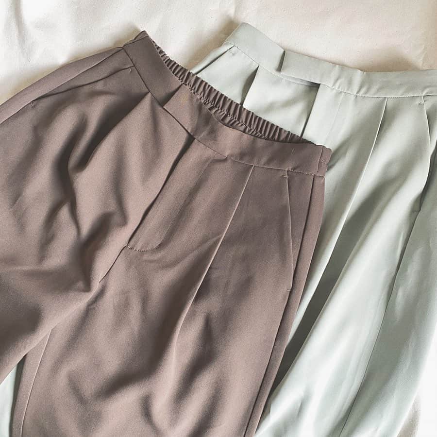 村田倫子さんのインスタグラム写真 - (村田倫子Instagram)「こんなお洋服つくってます、3 . . ☑︎ drawstring satin pants ☑︎ aladdin pants  今まで少し甘めの子たちを紹介してますが、実はシンプルベースで生地や色味で遊んでいる子達もちらほら。  パンツは特に、形と色をこだわっています。履いたときに足が綺麗に見えるライン、落ち感、絶妙なカラー…。 ドロストパンツはサテン生地でさらっと、アラジンパンツは綺麗なタック。 どちらもゆったり履けるシルエットですが、足首にかけてゆるやかに細くフェードするので、野暮ったくない。  後ろはゴムにしてるデザインが多いので、出先でたくさん食べても大丈夫☺︎(ここ大事)  情報解禁は5月14日の19時になりました。あともう少しですね…。なんだか既にどきどき。喜んでくれるといいな。  いつも皆さんのコメント読んでほくほくしてます。ありがとう🌷」5月2日 20時03分 - rinco1023