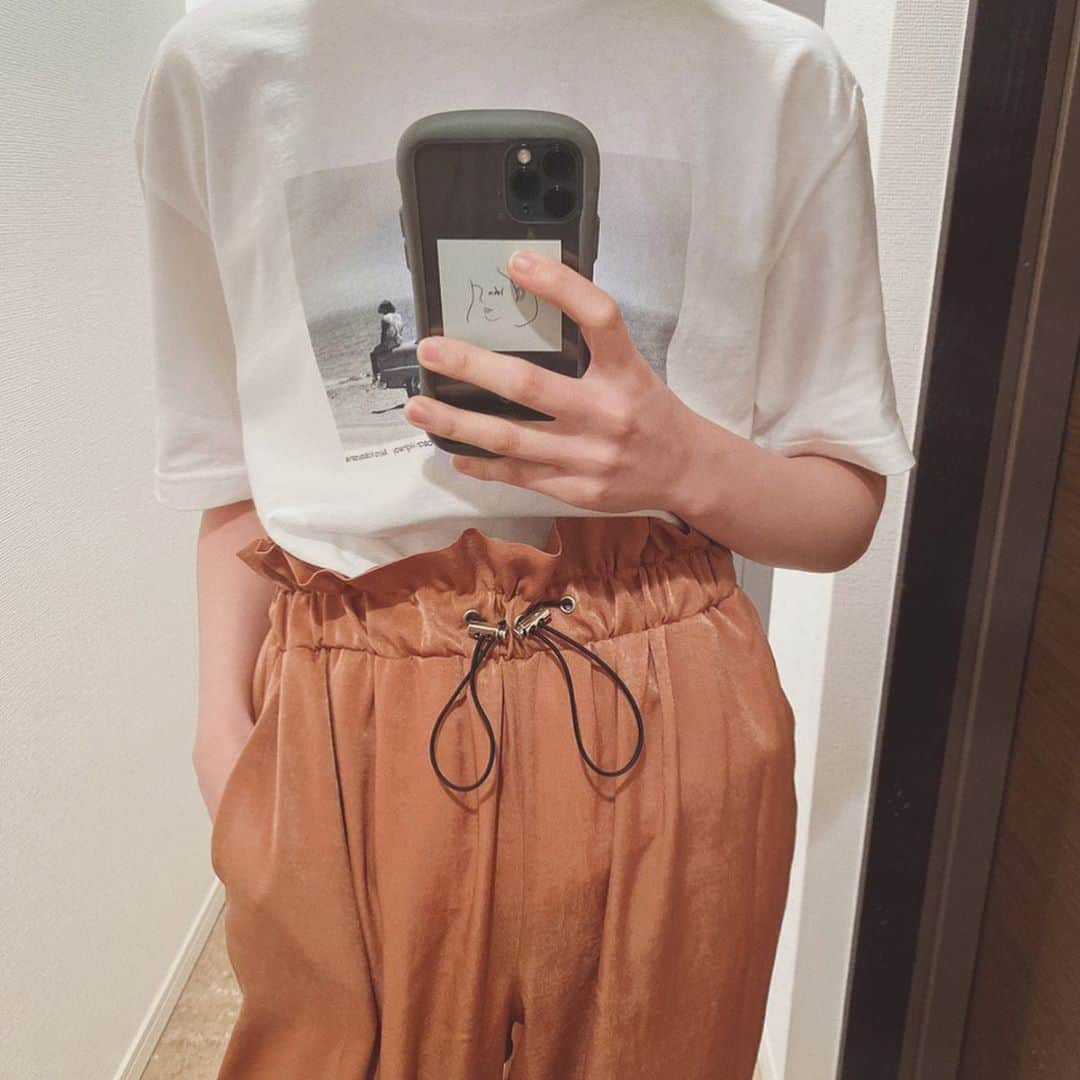 村田倫子さんのインスタグラム写真 - (村田倫子Instagram)「こんなお洋服つくってます、3 . . ☑︎ drawstring satin pants ☑︎ aladdin pants  今まで少し甘めの子たちを紹介してますが、実はシンプルベースで生地や色味で遊んでいる子達もちらほら。  パンツは特に、形と色をこだわっています。履いたときに足が綺麗に見えるライン、落ち感、絶妙なカラー…。 ドロストパンツはサテン生地でさらっと、アラジンパンツは綺麗なタック。 どちらもゆったり履けるシルエットですが、足首にかけてゆるやかに細くフェードするので、野暮ったくない。  後ろはゴムにしてるデザインが多いので、出先でたくさん食べても大丈夫☺︎(ここ大事)  情報解禁は5月14日の19時になりました。あともう少しですね…。なんだか既にどきどき。喜んでくれるといいな。  いつも皆さんのコメント読んでほくほくしてます。ありがとう🌷」5月2日 20時03分 - rinco1023