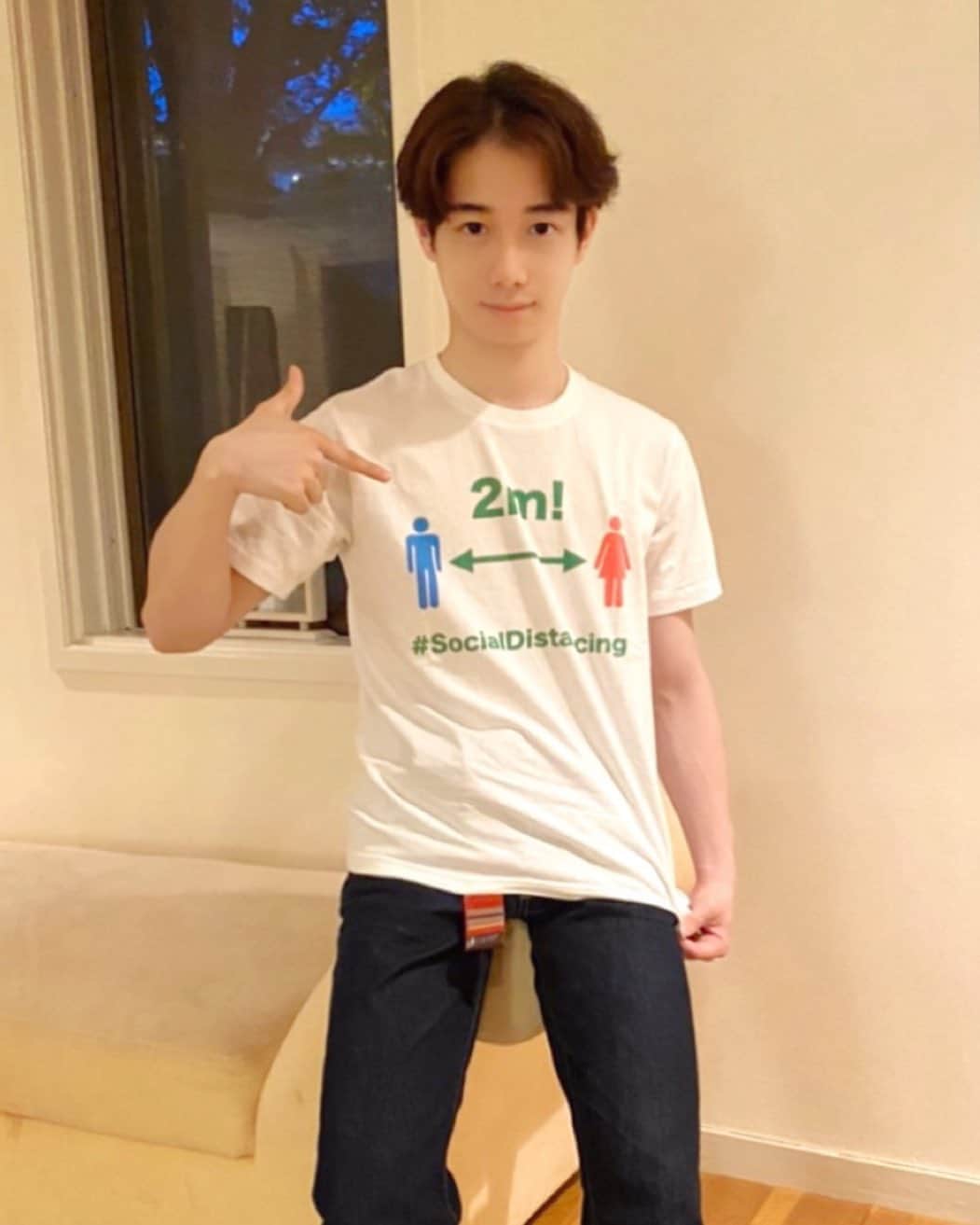 片岡千之助さんのインスタグラム写真 - (片岡千之助Instagram)「新型コロナウイルスに負けないために 大変ないまを一人一人がオリジナリティを 持ち、更に人生を豊かに飛躍するために みんなが持つべき#stayhome #socialdistancing  という意識を胸に頑張りましょう！ またこの僕が着させていただいている Made by @dogatch  #socialdistancingTシャツ　は購入された 利益がすべて新型コロナウイルスによる 緊急支援活動を行なっている 「認定特定非営利活動法人ピースウィンズ・ジャパン」さんに寄付されます！ Tシャツの後ろは更に超イケてるので ぜひ買ってみて見てください👍 リンク等はストーリーとプロフィール欄に 載せさせてもらいます！」5月2日 20時01分 - sennosuke.official