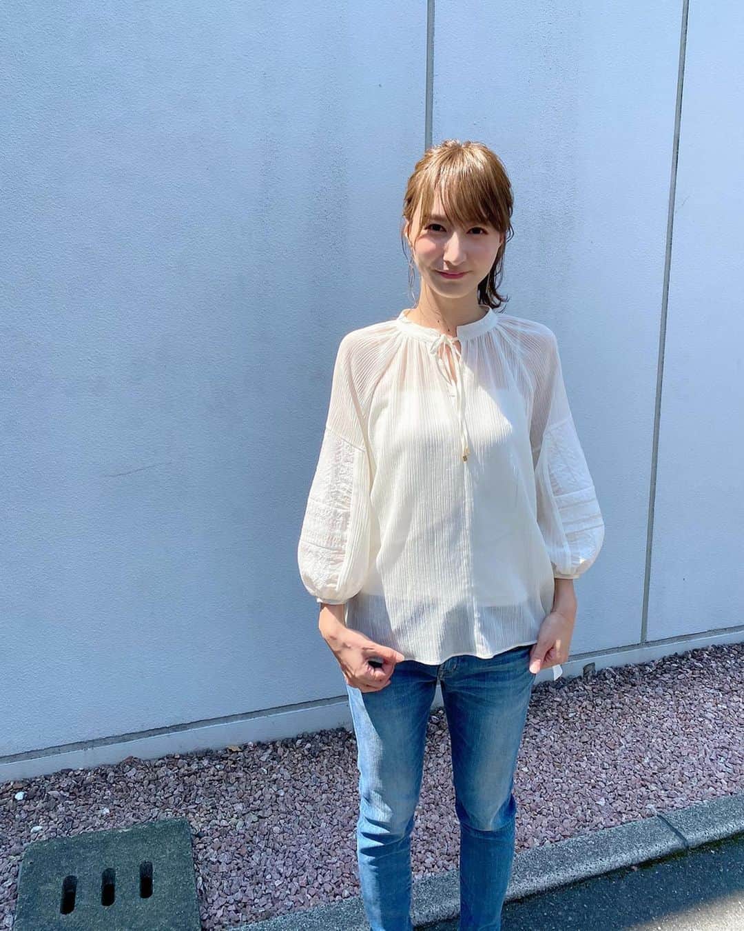 のインスタグラム：「. . 今日のくまパワプラス🌼 . 動植物園からの生中継、最高でした！ キリンのしゅうへいくんの食事シーンもモルモット達がもふもふしている様子も何もかも可愛くて癒されました🦒🌿💕 . . そして、今日も共演者の皆さんや、スタッフさん達に会えた事、一緒にお仕事が出来た事が嬉しかったです😆🌼 . . 衣装は透け感が可愛いブラウスとデニム。 こういうシンプルな格好がとても好きです👖♡ 衣装▷baybrookさん . . ポニーテールも嬉しかった‼️ ルンルンしました🦩 . . 今日も皆さんありがとうございました♡ . . #ウキウキ #ルンルン #大人になってもウキウキルンルンするんだよ #kab #くまパワプラス #熊本 #baybrook」