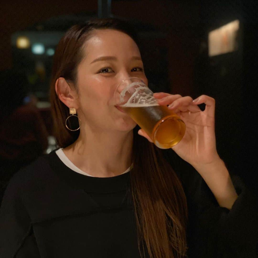 中上真亜子さんのインスタグラム写真 - (中上真亜子Instagram)「いつかの1枚🍺 こうやって外でビールを呑むことはまだ出来ないけれど、、、 お家で一杯やりながら 簡単ヘルシーなおつまみを作りました🍺  さっきYouTubeにあげました🥰 （プロフィールから飛べます🕊） よかったら🗣チャンネル登録お願いします♡」5月2日 20時09分 - maako_nakagami