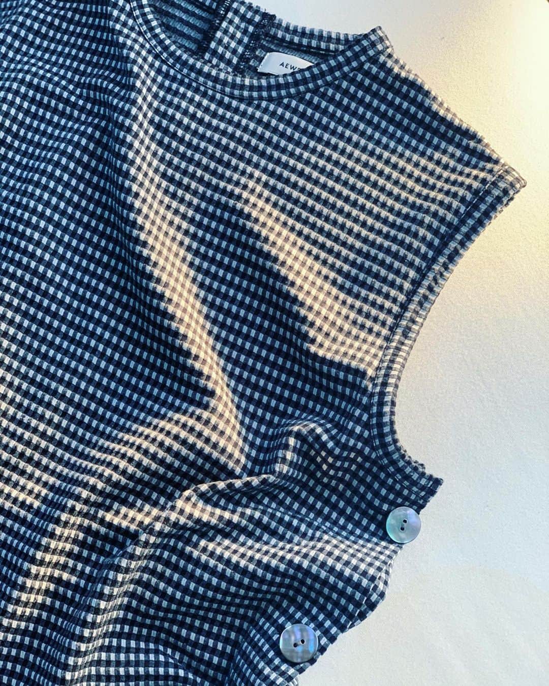 二ノ宮和佳子のインスタグラム：「Gingham check one-piece @aewen_matoph  サッカー地のギンガムチェック 細かいギンガムなので甘すぎずオトナっぽく着れちゃいます サイドとウエストがボタンで繋がっているので、トップスだけでも着れたり、サイドのボタンをとってスリットの様にして、パンツレイヤードも楽しめますよ  今日は、夏かな⁉︎ってくらいの爽やかな気候でしたね 早く自由に遊びに行きたいね  #aewenmatoph #イウエンマトフ #stayhome #夏用のスリッパ欲しい」