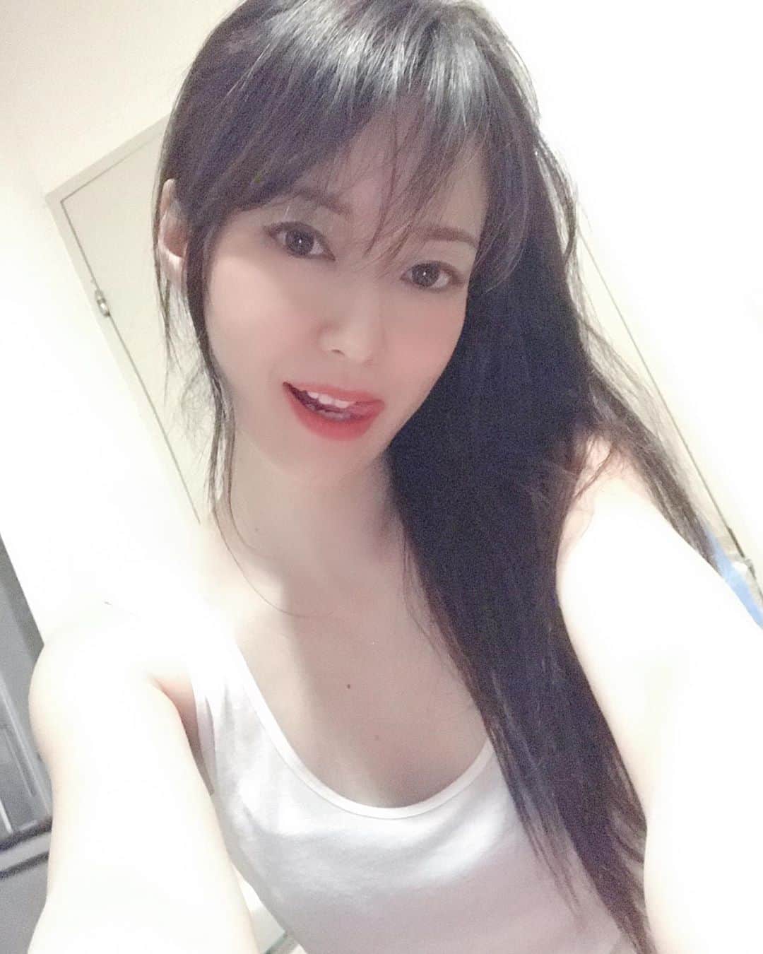 のインスタグラム：「さて問題です！ 私、吉山りさは 『今、人生で1番〇〇〇〇』 です😎  さて なんでしょう？👯‍♀️💕 #フリーモデル #アラフォーママ #モデル #model #フリーランスモデル #freelancemodel #Japanese #バスタオル女子 #バスタオルモデル #温泉ソムリエ #秘湯 #温泉モデル #温泉女子 #写真 #写真撮影 #40代 #美容 #美肌 #化粧品 #大好き #お酒好き女子 #40歳 #makeup  #白  #ミリオン ？ #ミニオン ？？ 謎… #stayhome  #コロナにも負けないもん 🕺🏽 #champagne #love 最高に便利なミューズ😍りさfamilyありがとうございます🙇🏻‍♀️」