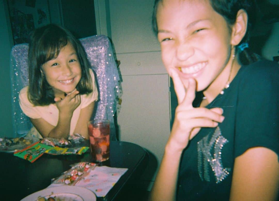 水原希子 さんのインスタグラム写真 - (水原希子 Instagram)「I developed the old disposable camera that I found at my house and this showed up🐣 this photo was taken at yuka’s 8th birthday party🎂 片付けしてたら出てきた古い使い捨てカメラ 現像してみたらこんなの写ってた！ 多分ゆかちゃん2年生、私6年生の時。 ゆかちゃん、８歳の誕生日会❤️ 今と変わらないね🐣」5月2日 20時23分 - i_am_kiko